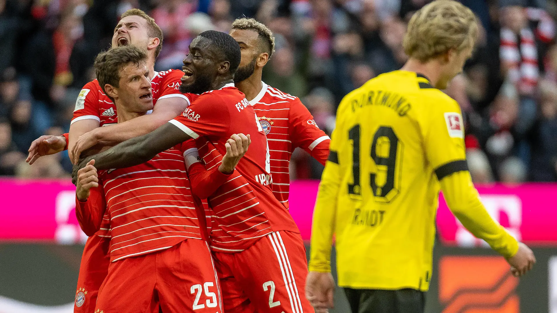 Tor zum 2:0 durch Thomas Mueller FC Bayern Muenchen, 25, mit Dayot Upamecano FC Bayern Muenchen, 02 ,Matthijs de Ligt FC Bayern Muenchen, 04 und Julian Brandt Borussia Dortmund 09, 19 ist enttäuscht/enttaeuscht, unzufrieden GER, FC Bayern Muenchen FCB vs. Borussia Dortmund BVB, Fussball, Bundesliga, 26. Spieltag, Spielzeit 2022/2023, 01.04.2023, DFB/DFL regulations prohibit any use of photographs as image sequences and/or quasi-video., GER, FC Bayern Muenchen FCB vs. Borussia Dortmund BVB, Fussball, Bundesliga, 26. Spieltag, Spielzeit 2022/2023, 01.04.2023 Muenchen *** Goal to 2 0 by Thomas Mueller FC Bayern Muenchen, 25 , with Dayot Upamecano FC Bayern Muenchen, 02 ,Matthijs de Ligt FC Bayern Muenchen, 04 and Julian Brandt Borussia Dortmund 09, 19 is disappointed disappointed, dissatisfied GER, FC Bayern Muenchen FCB vs Borussia Dortmund BVB , Football, Bundesliga, 26 Spieltag, Spielzeit 2022 2023, 01 04 2023, DFB DFL regulations prohibit any use of photographs as image sequences and or quasi video , GER, FC Bayern Muenchen FCB vs Borussia Dortmund BVB , Football, Bundesliga, 26 Spieltag, Spielzeit 2022 2023, 01 04 2023 Muenchen Copyright: xEibner-Pressefoto/SaschaxWaltherx EP_EER