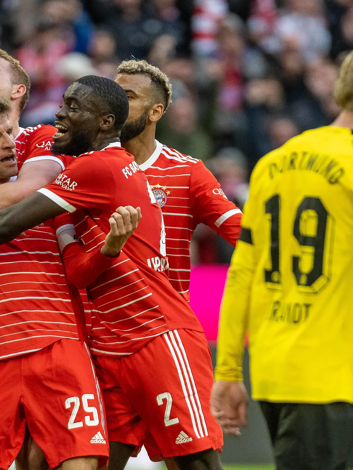 Tor zum 2:0 durch Thomas Mueller FC Bayern Muenchen, 25, mit Dayot Upamecano FC Bayern Muenchen, 02 ,Matthijs de Ligt FC Bayern Muenchen, 04 und Julian Brandt Borussia Dortmund 09, 19 ist enttäuscht/enttaeuscht, unzufrieden GER, FC Bayern Muenchen FCB  vs. Borussia Dortmund BVB, Fussball, Bundesliga, 26. Spieltag, Spielzeit 2022/2023, 01.04.2023, DFB/DFL regulations prohibit any use of photographs as image sequences and/or quasi-video., GER, FC Bayern Muenchen FCB  vs. Borussia Dortmund BVB, Fussball, Bundesliga, 26. Spieltag, Spielzeit 2022/2023, 01.04.2023 Muenchen *** Goal to 2 0 by Thomas Mueller FC Bayern Muenchen, 25 , with Dayot Upamecano FC Bayern Muenchen, 02 ,Matthijs de Ligt FC Bayern Muenchen, 04 and Julian Brandt Borussia Dortmund 09, 19 is disappointed disappointed, dissatisfied GER, FC Bayern Muenchen FCB vs Borussia Dortmund BVB , Football, Bundesliga, 26 Spieltag, Spielzeit 2022 2023, 01 04 2023, DFB DFL regulations prohibit any use of photographs as image sequences and or quasi video , GER, FC Bayern Muenchen FCB vs Borussia Dortmund BVB , Football, Bundesliga, 26 Spieltag, Spielzeit 2022 2023, 01 04 2023 Muenchen Copyright: xEibner-Pressefoto/SaschaxWaltherx EP_EER