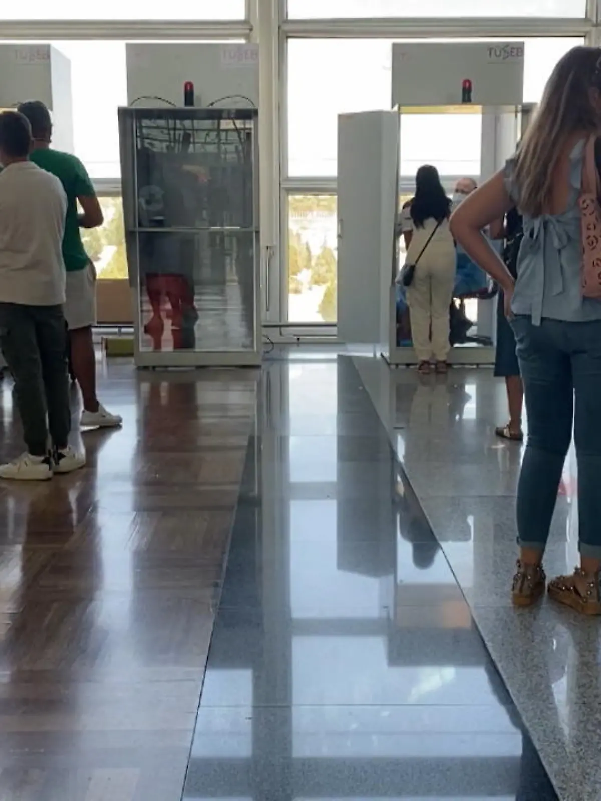 Für Menschen, die aus Risikogebieten zurück kommen gilt eine 14-tägige Quarantäne. Nur ein negativer Coronatest kann die Quarantäne aufheben. Anders als aktuell Mallorca-Rückkehrer, müssen sich Türkei-Urlauber aber seit dem 12. August, bereits vor ihrem Abflug auf das Coronavirus testen lassen. Der Test in der Türkei wird selbst bezahlt und variiert preislich. Fällt er positiv aus, darf man den Rückflug zunächst nicht antreten. Wie unsere Reporterin den Hin- und Rückflug erlebt und wie ihr Test ausfiel, sehen Sie im Video. 