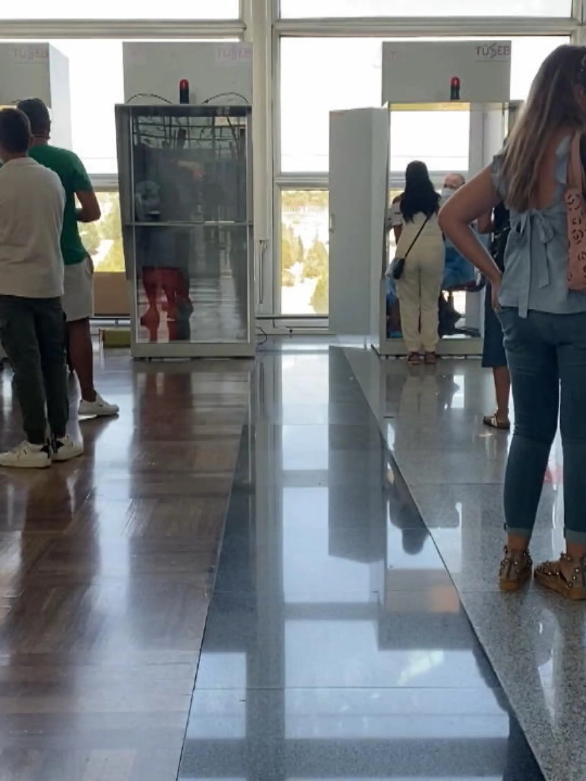 Für Menschen, die aus Risikogebieten zurück kommen gilt eine 14-tägige Quarantäne. Nur ein negativer Coronatest kann die Quarantäne aufheben. Anders als aktuell Mallorca-Rückkehrer, müssen sich Türkei-Urlauber aber seit dem 12. August, bereits vor ihrem Abflug auf das Coronavirus testen lassen. Der Test in der Türkei wird selbst bezahlt und variiert preislich. Fällt er positiv aus, darf man den Rückflug zunächst nicht antreten. Wie unsere Reporterin den Hin- und Rückflug erlebt und wie ihr Test ausfiel, sehen Sie im Video. 