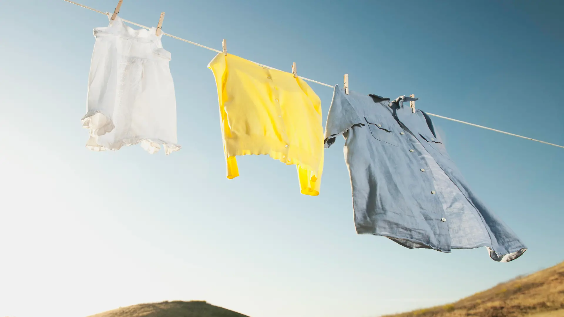 Laundry hanging on clothesline against blue sky Keine Weitergabe an Drittverwerter.