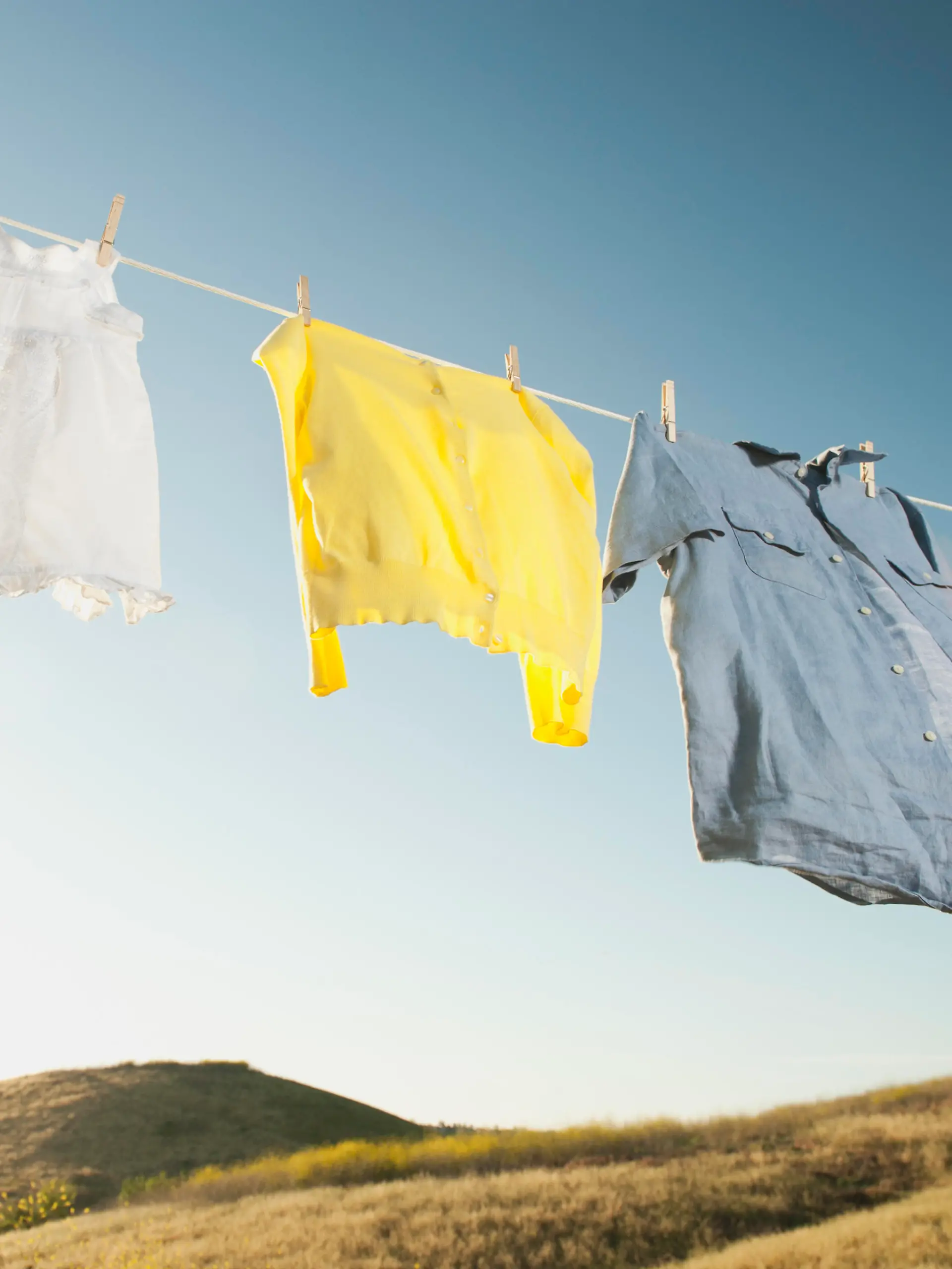 Laundry hanging on clothesline against blue sky Keine Weitergabe an Drittverwerter.