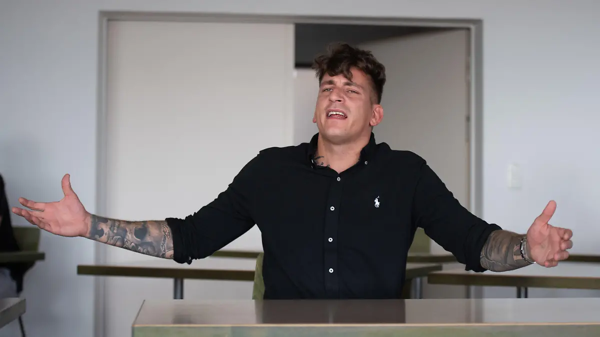 18.08.2020, Hamburg: Rapper Gzuz (bürgerlich Kristoffer Jonas Klauß) gestikuliert vor Prozessbeginn im Gerichtssaal. Angeklagt ist er unter anderem wegen Verstößen gegen das Waffengesetz, versuchtem Diebstahl und Körperverletzung. Der 32-Jährige ist Mitglied der Hamburger Hip-Hop-Gruppe «187 Strassenbande». Foto: Daniel Reinhardt/dpa +++ dpa-Bildfunk +++