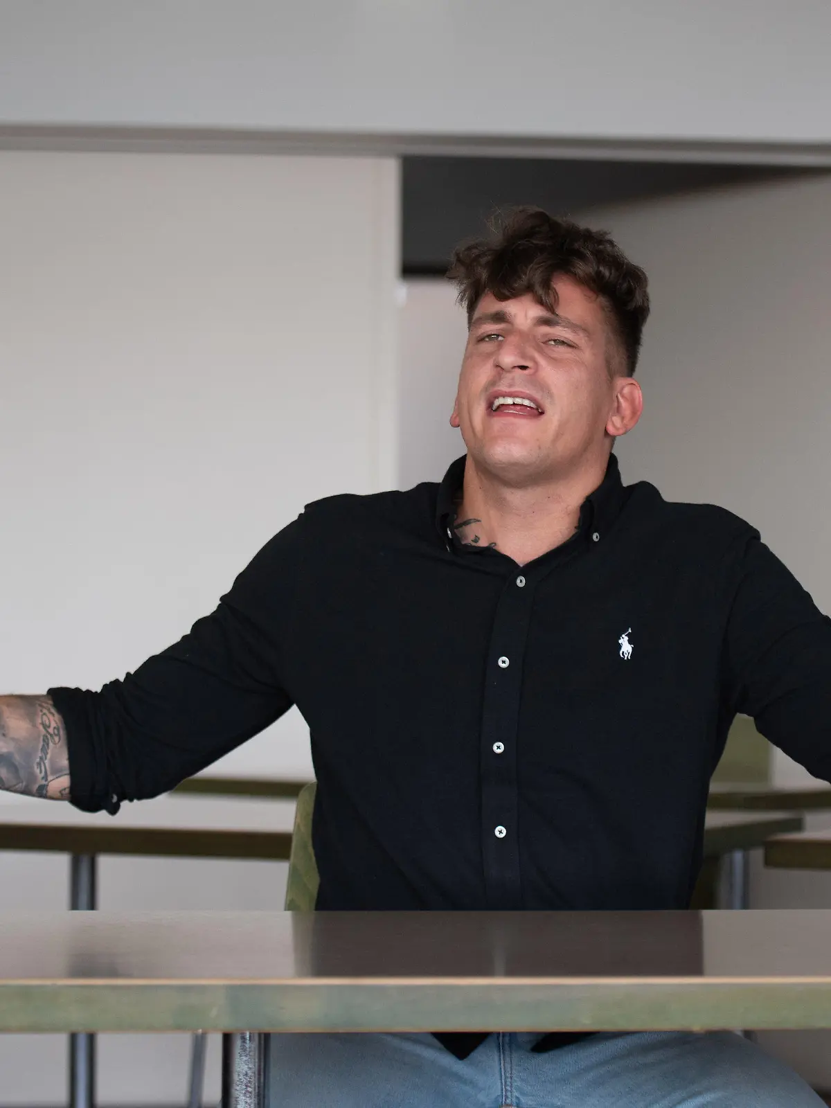 18.08.2020, Hamburg: Rapper Gzuz (bürgerlich Kristoffer Jonas Klauß) gestikuliert vor Prozessbeginn im Gerichtssaal. Angeklagt ist er unter anderem wegen Verstößen gegen das Waffengesetz, versuchtem Diebstahl und Körperverletzung. Der 32-Jährige ist Mitglied der Hamburger Hip-Hop-Gruppe «187 Strassenbande». Foto: Daniel Reinhardt/dpa +++ dpa-Bildfunk +++