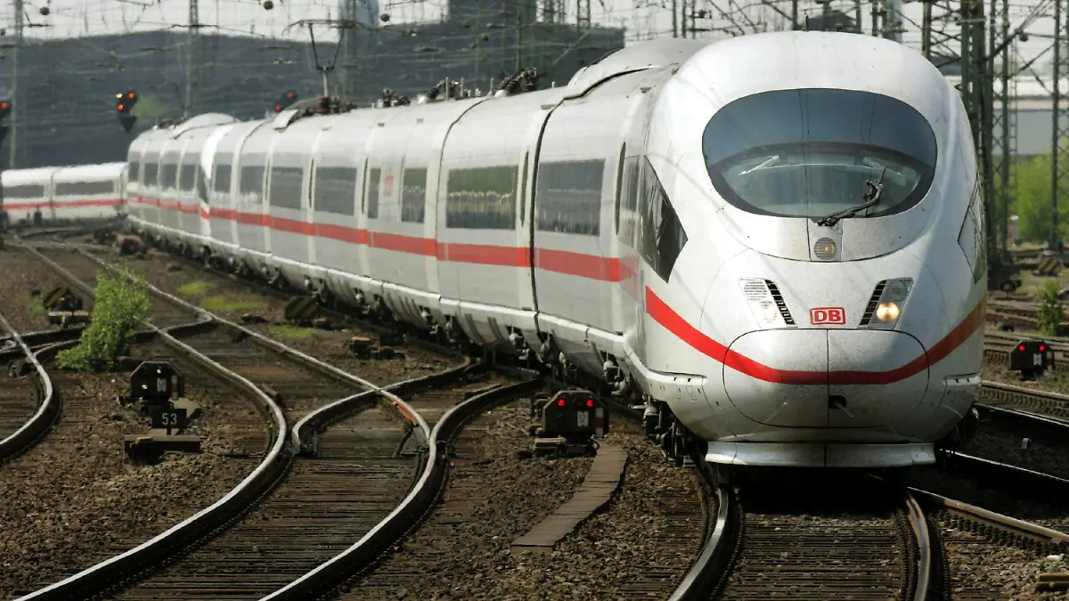 ARCHIV - Ein ICE 3 fährt in den Hauptbahnhof von Dortmund ein (Archivfoto vom 27.04.2004). Nach dem Zug-Unfall auf der Kölner Rheinbrücke hat die Deutsche Bahn AG am Freitag (11.07.2008) einen Teil ihrer ICE 3-Züge wegen einer technischen Überprüfung in die Werkstätten geholt. Foto: Bernd Thissen dpa/lnw (zu dpa 0254) +++(c) dpa - Bildfunk+++