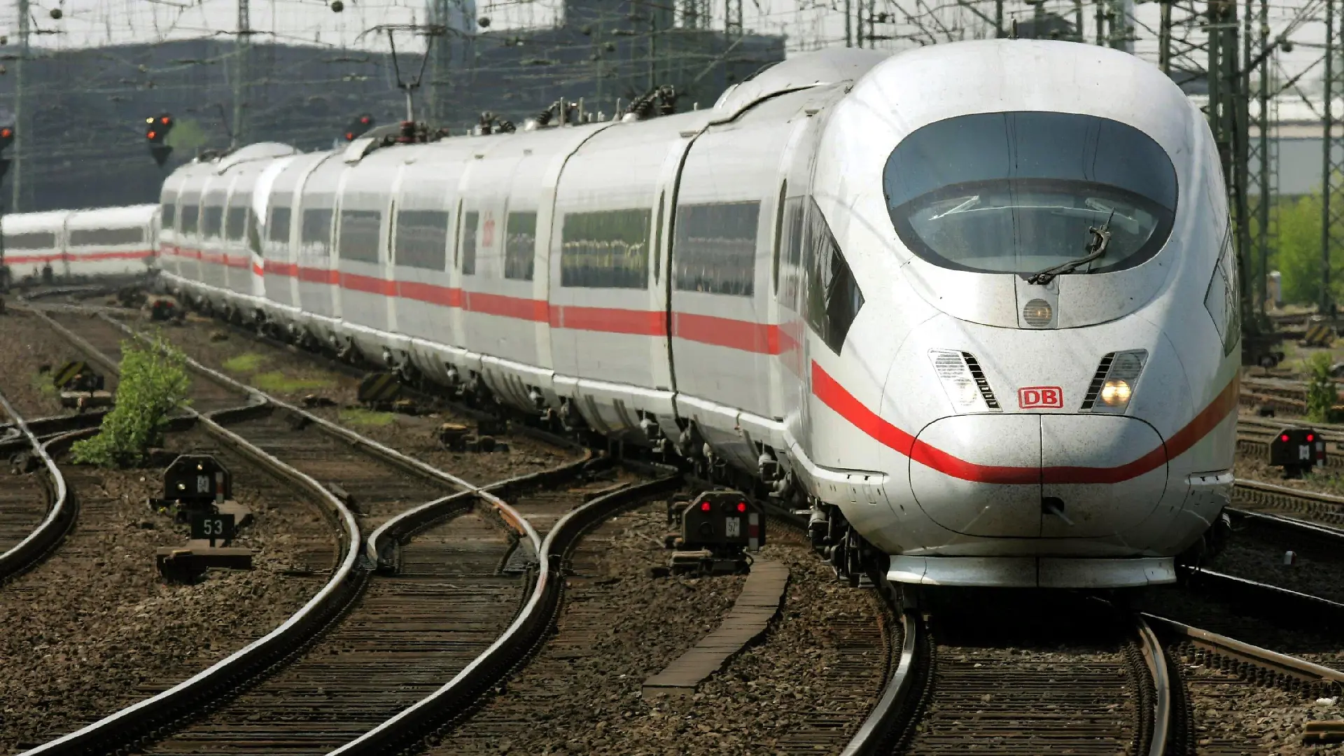 ARCHIV - Ein ICE 3 fährt in den Hauptbahnhof von Dortmund ein (Archivfoto vom 27.04.2004). Nach dem Zug-Unfall auf der Kölner Rheinbrücke hat die Deutsche Bahn AG am Freitag (11.07.2008) einen Teil ihrer ICE 3-Züge wegen einer technischen Überprüfung in die Werkstätten geholt. Foto: Bernd Thissen dpa/lnw (zu dpa 0254) +++(c) dpa - Bildfunk+++