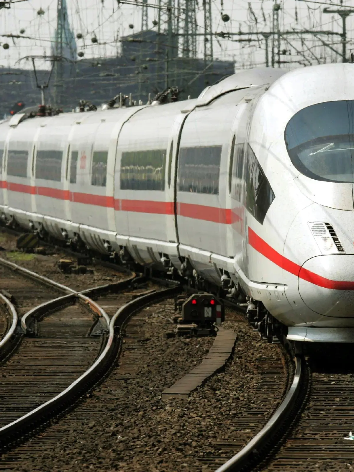 ARCHIV - Ein ICE 3 fährt in den Hauptbahnhof von Dortmund ein (Archivfoto vom 27.04.2004). Nach dem Zug-Unfall auf der Kölner Rheinbrücke hat die Deutsche Bahn AG am Freitag (11.07.2008) einen Teil ihrer ICE 3-Züge wegen einer technischen Überprüfung in die Werkstätten geholt. Foto: Bernd Thissen dpa/lnw (zu dpa 0254) +++(c) dpa - Bildfunk+++