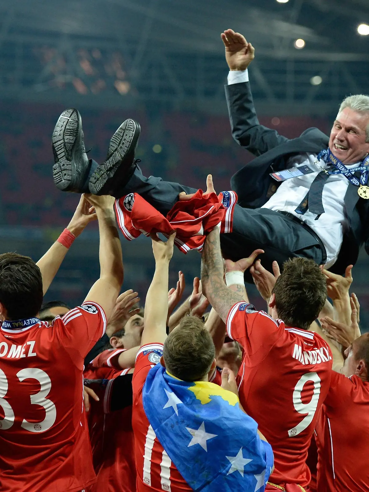  Die Spieler werden Trainer Jupp Heynckes in die Luft. Jubel, Freude, Emotionen, feiern, lachen, jubelt, freuen, FC BAYERN MUENCHEN - BORUSSIA DORTMUND 2-1 Fussball UEFA Champions League, Finale, im Wembley Stadion London am 25.05.2013 CL Saison 2012/2013, FCB, München, BVB