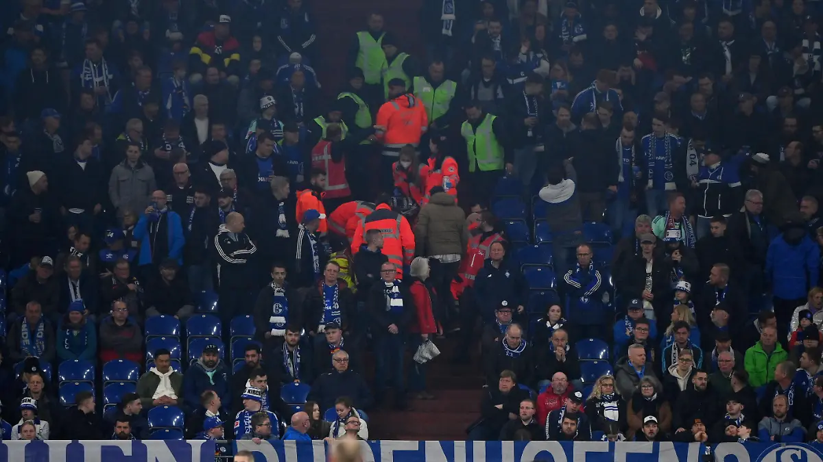 Auf der Südtribüne in der Veltins Arena gab es einen Zuschauer Notfall, Sanitäter bemühen sich um den Verletzten 01.04.2023, Fussball GER, Saison 2022 2023, 1. Bundesliga, 26. Spieltag, FC Schalke 04 - Bayer 04 Leverkusen Gelsenkirchen Veltins Arena Nordrhein Westfalen Deutschland *** There was a spectator emergency in the south stand at the Veltins Arena, paramedics are struggling to help the injured 01 04 2023, Football GER, Season 2022 2023, 1 Bundesliga, 26 Matchday, FC Schalke 04 Bayer 04 Leverkusen Gelsenkirchen Veltins Arena Nordrhein Westfalen Germany Team2