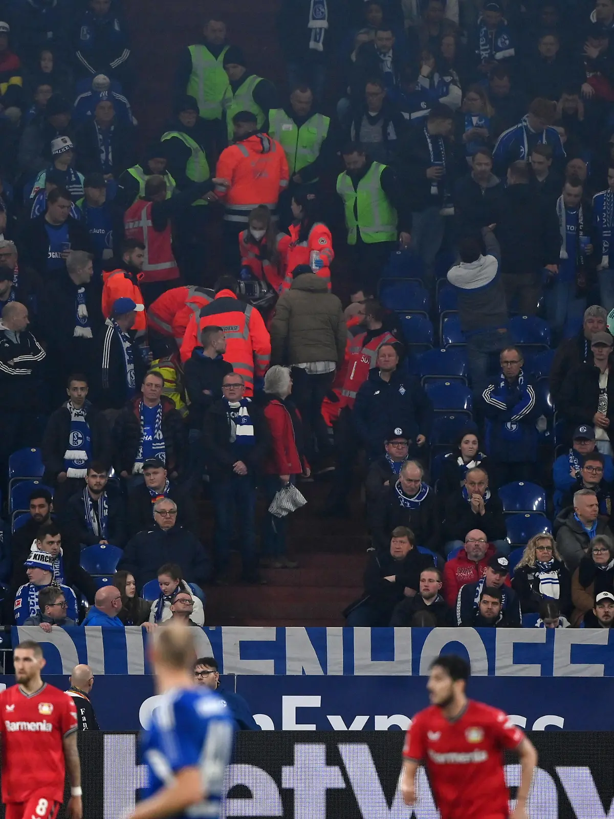 Auf der Südtribüne in der Veltins Arena gab es einen Zuschauer Notfall, Sanitäter bemühen sich um den Verletzten 01.04.2023, Fussball GER, Saison 2022 2023, 1. Bundesliga, 26. Spieltag, FC Schalke 04 - Bayer 04 Leverkusen Gelsenkirchen Veltins Arena Nordrhein Westfalen Deutschland *** There was a spectator emergency in the south stand at the Veltins Arena, paramedics are struggling to help the injured 01 04 2023, Football GER, Season 2022 2023, 1 Bundesliga, 26 Matchday, FC Schalke 04 Bayer 04 Leverkusen Gelsenkirchen Veltins Arena Nordrhein Westfalen Germany Team2
