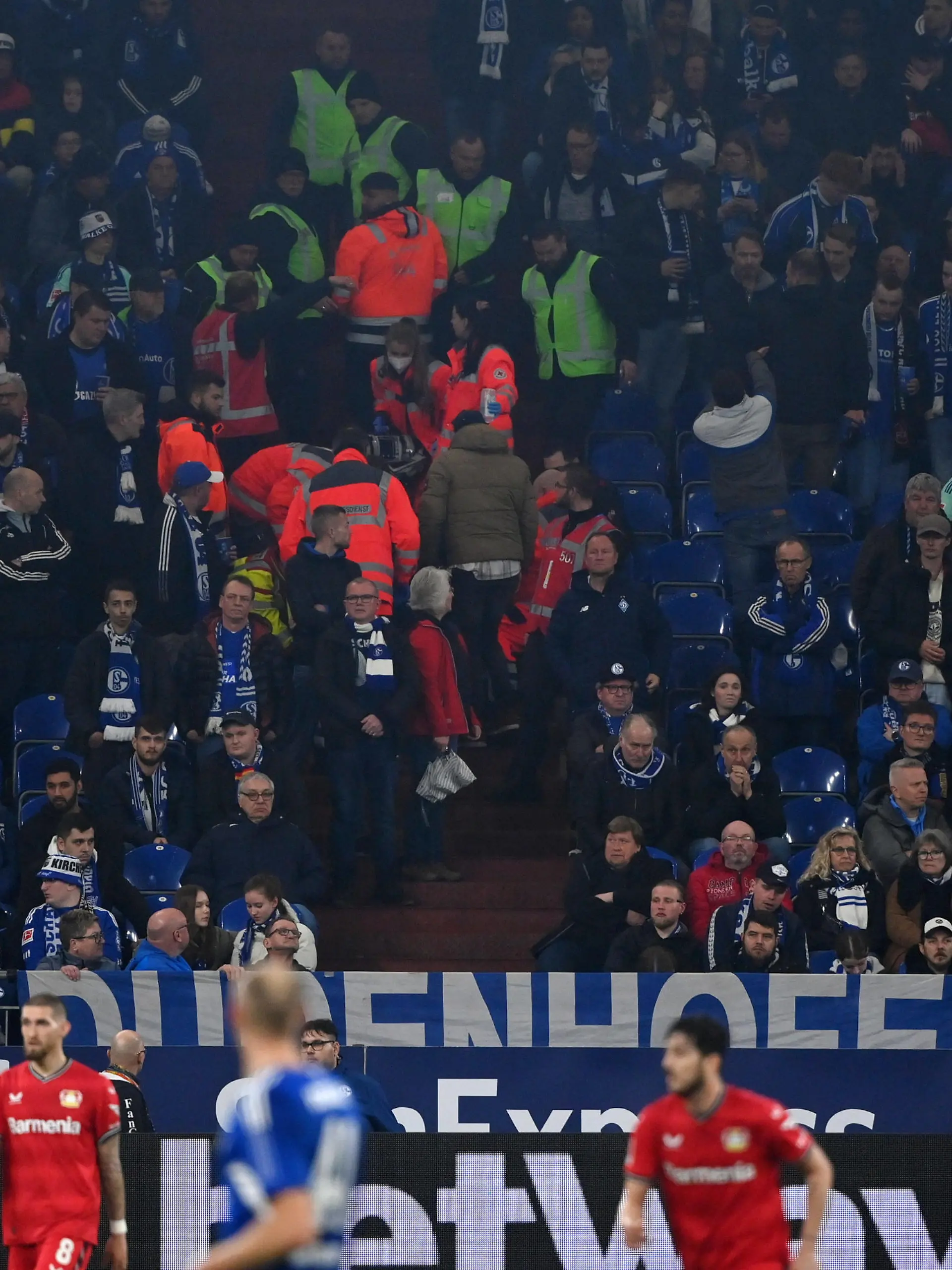 Auf der Südtribüne in der Veltins Arena gab es einen Zuschauer Notfall, Sanitäter bemühen sich um den Verletzten 01.04.2023, Fussball GER, Saison 2022 2023, 1. Bundesliga, 26. Spieltag, FC Schalke 04 - Bayer 04 Leverkusen Gelsenkirchen Veltins Arena Nordrhein Westfalen Deutschland *** There was a spectator emergency in the south stand at the Veltins Arena, paramedics are struggling to help the injured 01 04 2023, Football GER, Season 2022 2023, 1 Bundesliga, 26 Matchday, FC Schalke 04 Bayer 04 Leverkusen Gelsenkirchen Veltins Arena Nordrhein Westfalen Germany Team2