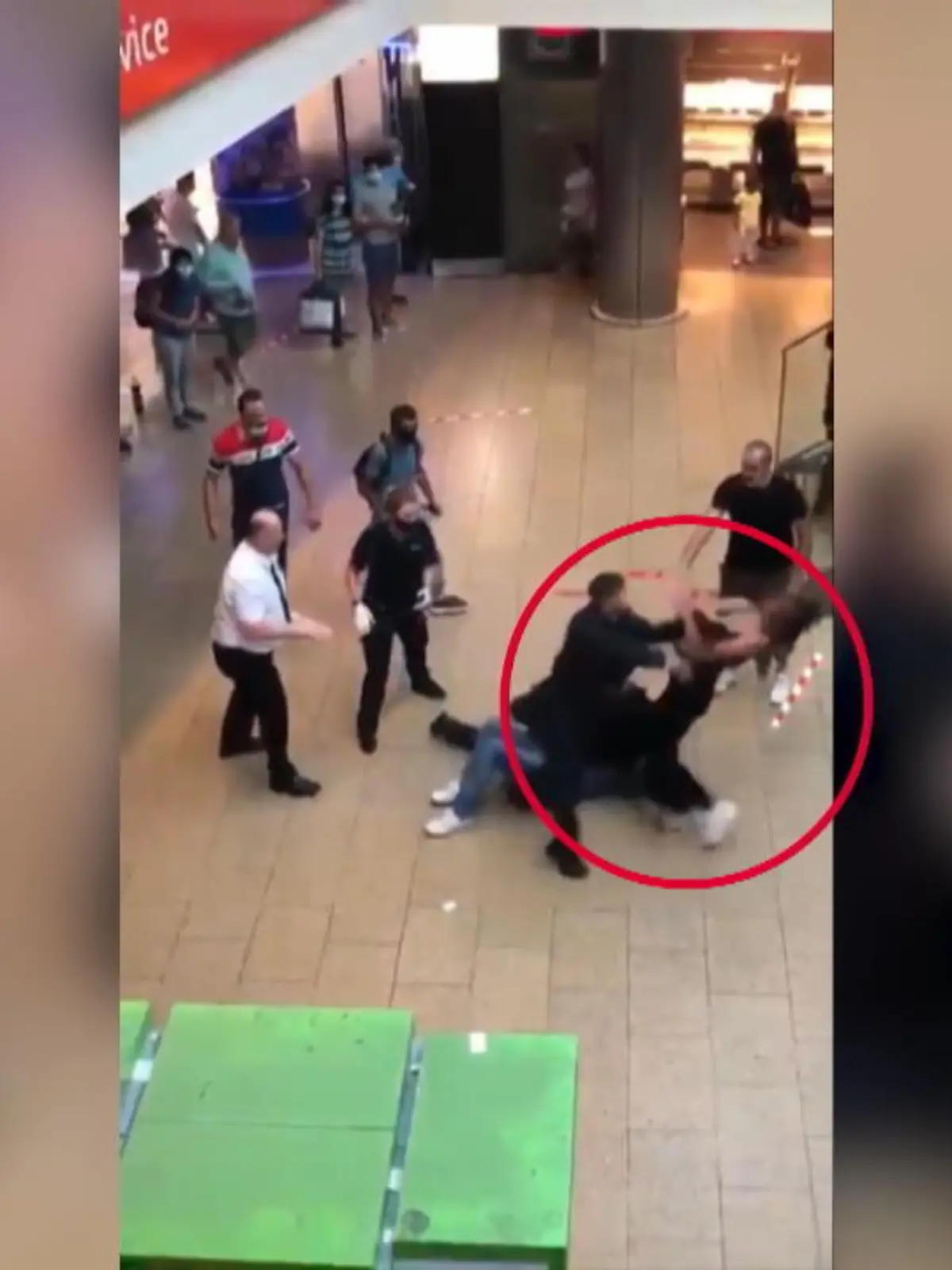 Ein Video von dem Einsatz, das auf Twitter aufgetaucht ist, bringt die Polizei nun in Erklärungsnot: Es zeigt, wie ein Polizist einer Frau, die offenbar unbeteiligt ist und schlichten will, ins Gesicht schlägt. Der Vorfall ist in unserem Video zu sehen.
