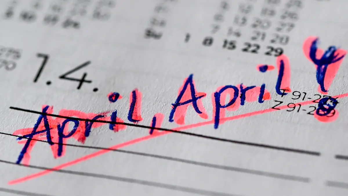 PRODUKTION - 17.03.2023, Berlin: ILLUSTRATION - In einem Kalender ist am 1. April der Eintrag «April, April» eingeschrieben. Am 1. April legt man andere gerne mit einer Flunkerei herein. Foto: Jens Kalaene/dpa +++ dpa-Bildfunk +++