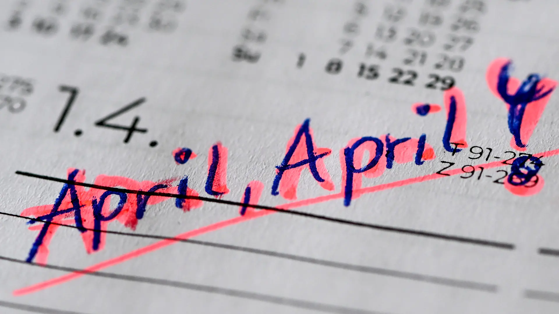 PRODUKTION - 17.03.2023, Berlin: ILLUSTRATION - In einem Kalender ist am 1. April der Eintrag «April, April» eingeschrieben. Am 1. April legt man andere gerne mit einer Flunkerei herein. Foto: Jens Kalaene/dpa +++ dpa-Bildfunk +++