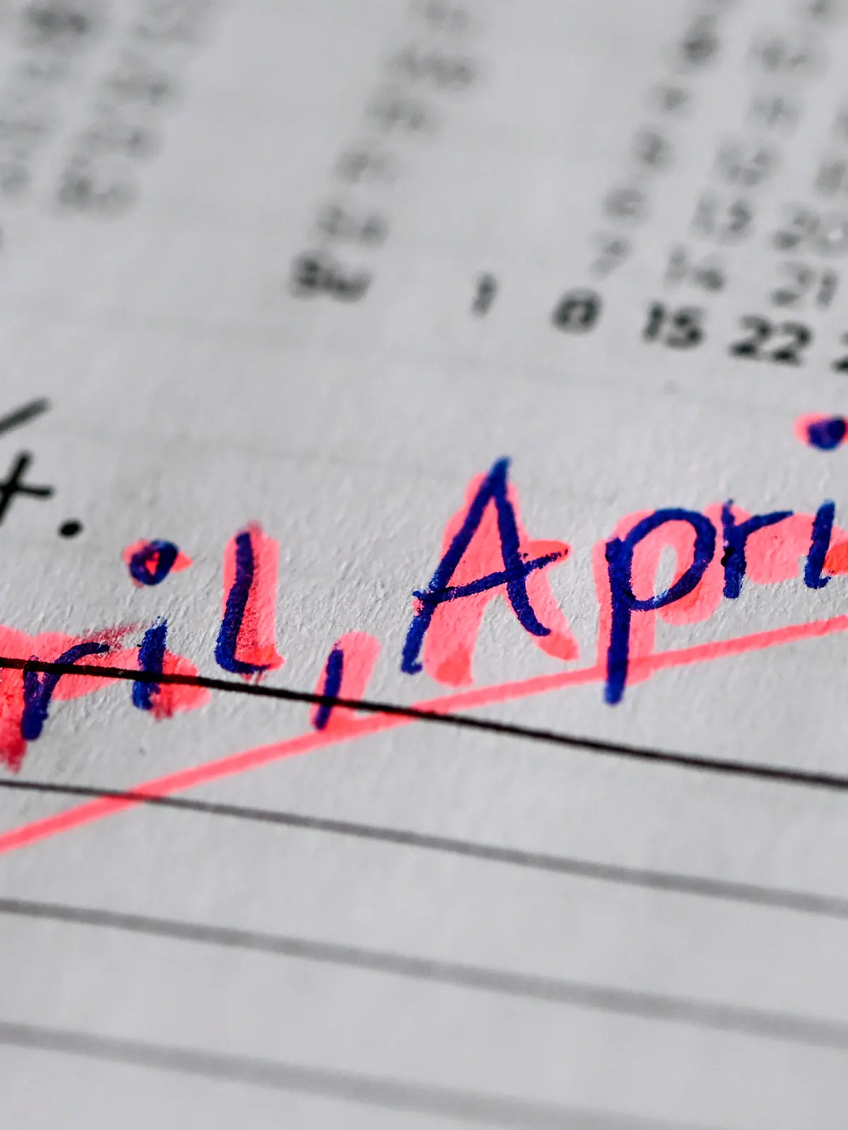 PRODUKTION - 17.03.2023, Berlin: ILLUSTRATION - In einem Kalender ist am 1. April der Eintrag «April, April» eingeschrieben. Am 1. April legt man andere gerne mit einer Flunkerei herein. Foto: Jens Kalaene/dpa +++ dpa-Bildfunk +++
