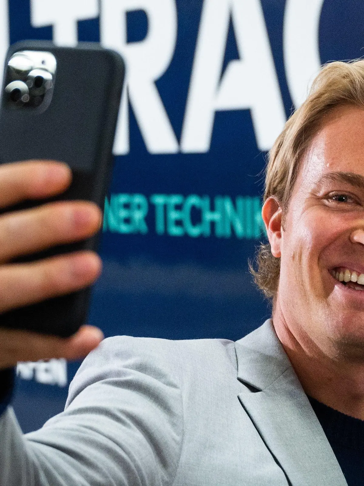 ARCHIV - 14.01.2020, Berlin: Nico Rosberg, Ex-Formel 1-Weltmeister macht nach einer Pk ein Selfie. (zu dpa «Nico Rosberg verzichtet in Corona-Krise auf sein Smartphone») Foto: Christophe Gateau/dpa +++ dpa-Bildfunk +++