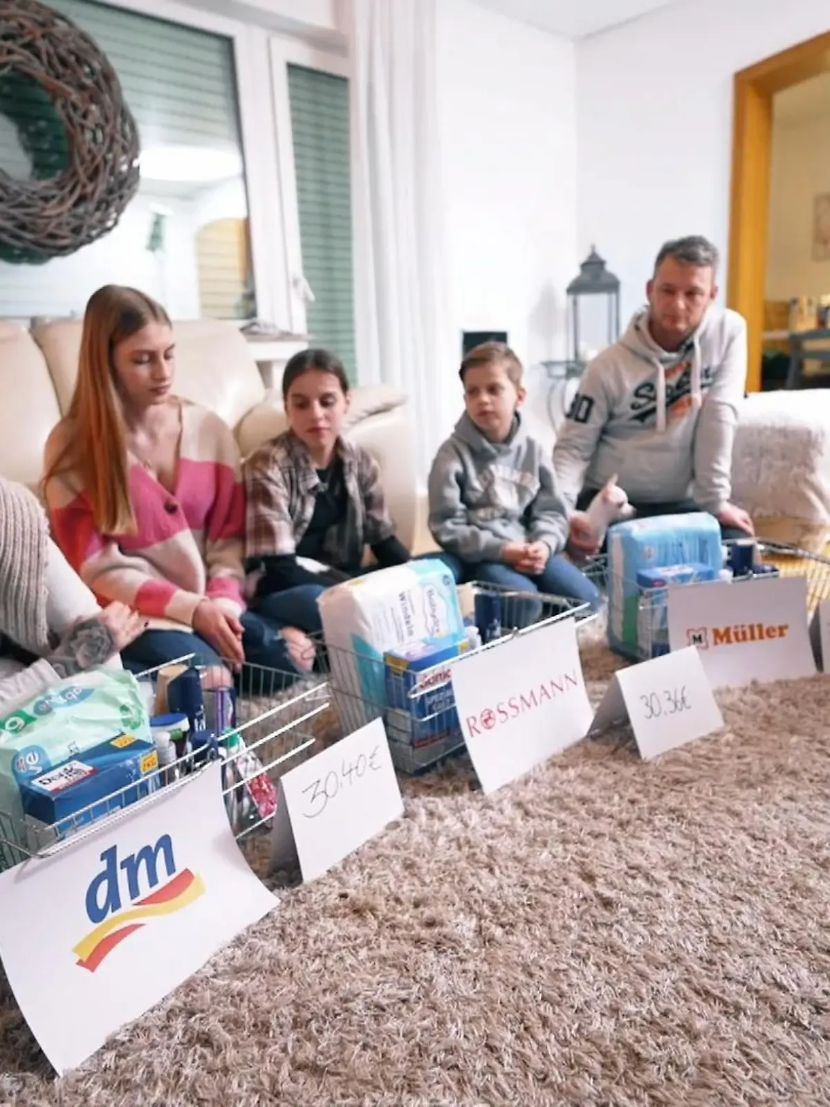 Welcher Drogeriemarkt ist besonders günstig? RTL macht mit einer fünfköpfigen Familie den Test - mit überraschendem Ergebnis.