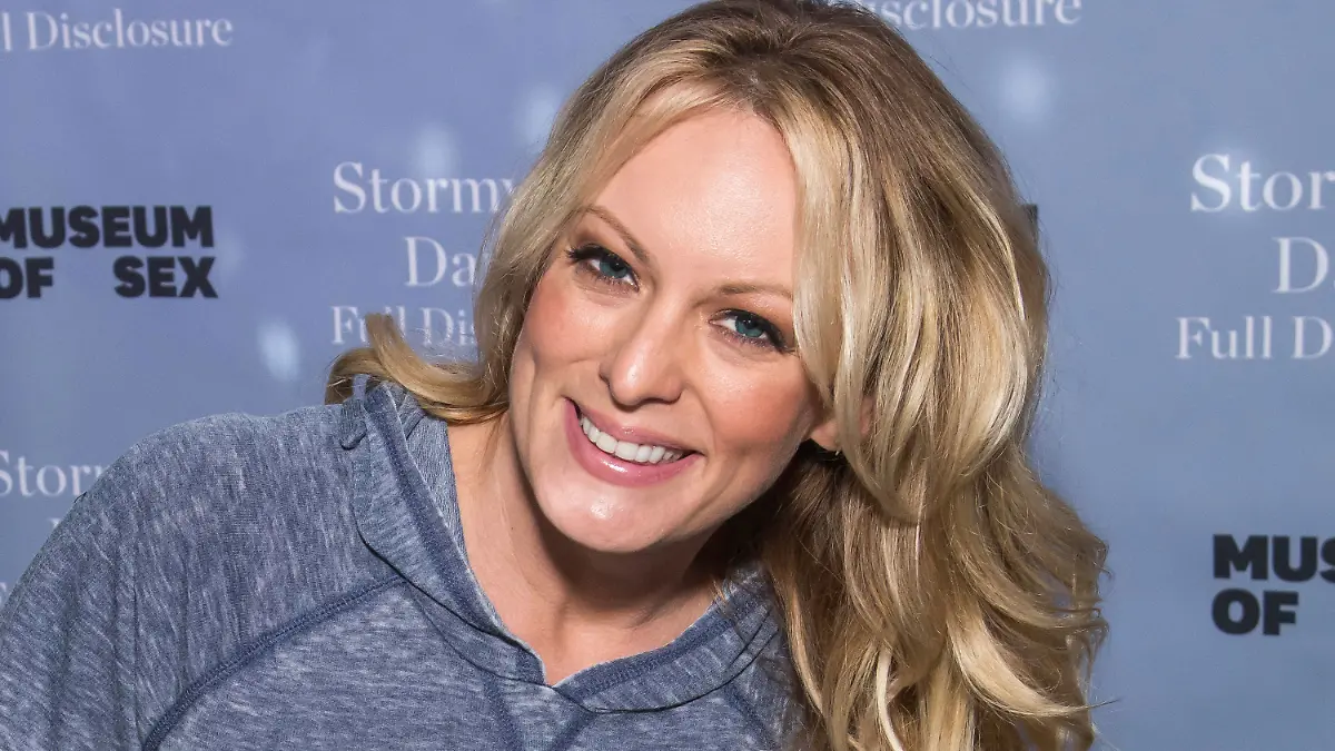 ARCHIV - 08.10.2018, USA, New York: Die Pornodarstellerin Stormy Daniels nimmt an einer Signierstunde für ihre Memoiren "Full Disclosure" im Museum of Sex teil. (zu dpa «Berichte: Grand Jury in New York stimmt für Trump-Anklage») Foto: Charles Sykes/Invision/AP/dpa +++ dpa-Bildfunk +++