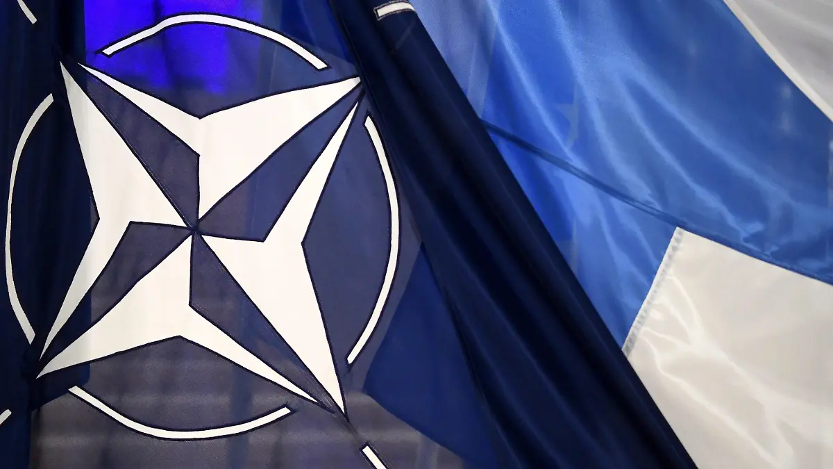 ARCHIV - 25.10.2021, Finnland, Helsinki: Die Flaggen der Nato (l) und von Finnland wehen beim Treffen von Generalsekretär Stoltenberg und Finnlands Ministerpräsidentin Marin während des Besuchs des Nordatlantikrats (NAC). (zu dpa «Türkei stimmt Nato-Beitritt Finnlands zu») Foto: Jussi Nukari/Lehtikuva/dpa +++ dpa-Bildfunk +++