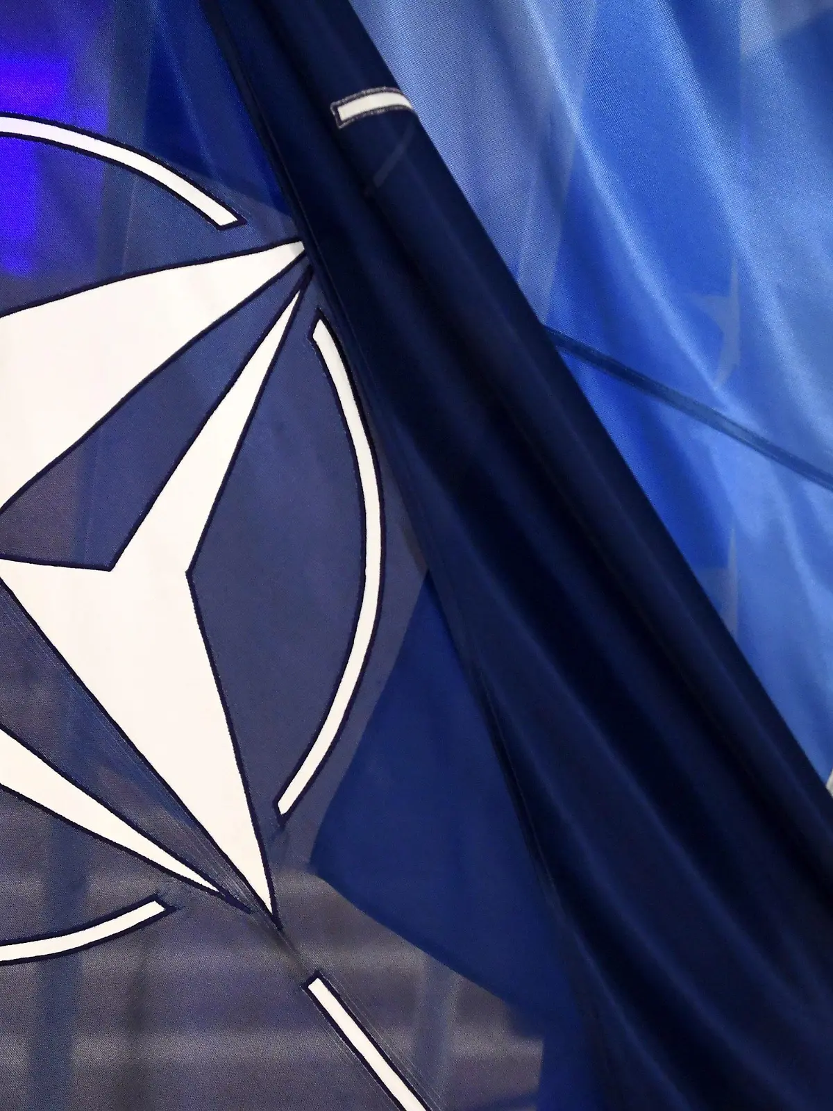 ARCHIV - 25.10.2021, Finnland, Helsinki: Die Flaggen der Nato (l) und von Finnland wehen beim Treffen von Generalsekretär Stoltenberg und Finnlands Ministerpräsidentin Marin während des Besuchs des Nordatlantikrats (NAC). (zu dpa «Türkei stimmt Nato-Beitritt Finnlands zu») Foto: Jussi Nukari/Lehtikuva/dpa +++ dpa-Bildfunk +++