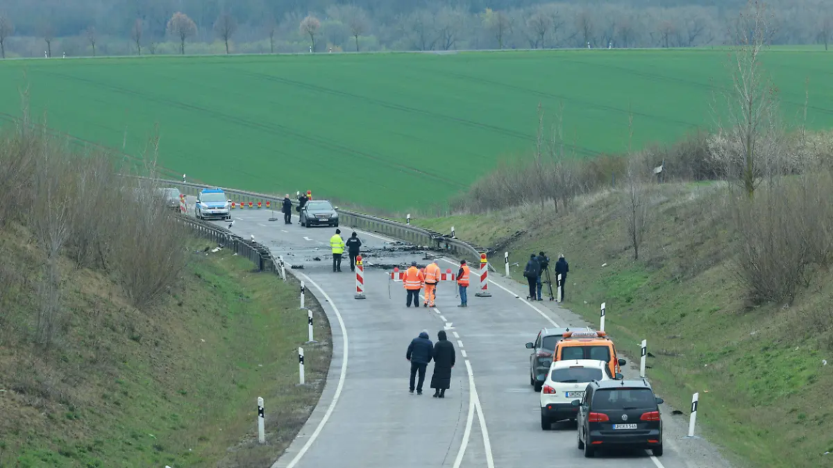 02.04.2023, Thüringen, Bad Langensalza: Polizei und Gutachter werten auf der gesperrten Bundesstraße B247 die Spuren des schweren Unfalls vom Vortag aus. Die Ermittlungen nach einem Unfall mit sieben Toten in Thüringen halten an. Foto: Michael Reichel/dpa +++ dpa-Bildfunk +++