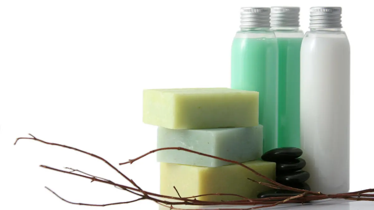 Hübsche Flaschen mit selbstgemachten Hautpflegeprodukten aus Kernseife