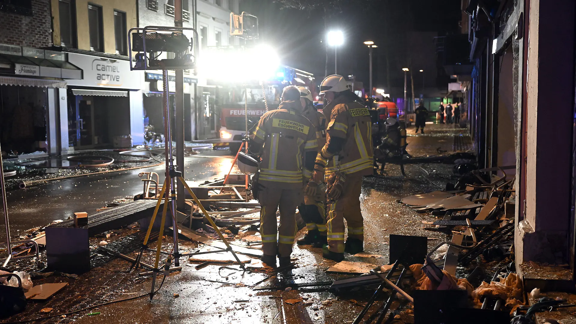 31.03.2023, Nordrhein-Westfalen, Eschweiler: Trümmer liegen vor einem Haus in der Neustraße. Eine gewaltige Explosion in einem Wohn- und Geschäftshaus hat in der Stadt nordöstlich von Aachen am Donnerstagabend 16 Menschen verletzt. Zwei von ihnen, darunter ein wenige Wochen alter Säugling, schweben in Lebensgefahr, wie ein Polizeisprecher in Aachen am Freitagmorgen berichtete. Vier weitere Menschen verletzten sich schwer, zehn wurden als leicht verletzt eingestuft. Foto: Federico Gambarini/dpa +++ dpa-Bildfunk +++