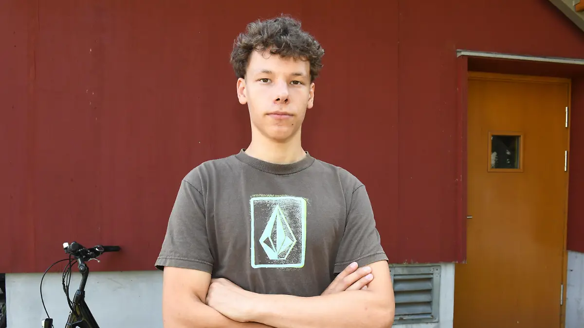 12.08.2020, Mecklenburg-Vorpommern, Prerow: Fiete Korn, Abiturient des Darßer Bildungszentrums, steht in seinem Wohnort. Nach seiner kritischen Rede auf dem Abiball der Freien Schule Prerow (Halbinsel Fischland-Darß-Zingst) ist der Schüler von seinem Direktor wegen übler Nachrede angezeigt worden. Der 18 Jahre alte Schüler hatte in seiner teils ironischen Ansprache die Art und Weise kritisiert, wie die Schulleitung mit den Schülern umgehe und seiner Meinung nach ein Klima von Angst und Einschüchterung erzeuge. Foto: Stefan Sauer/dpa-Zentralbild/dpa +++ dpa-Bildfunk +++