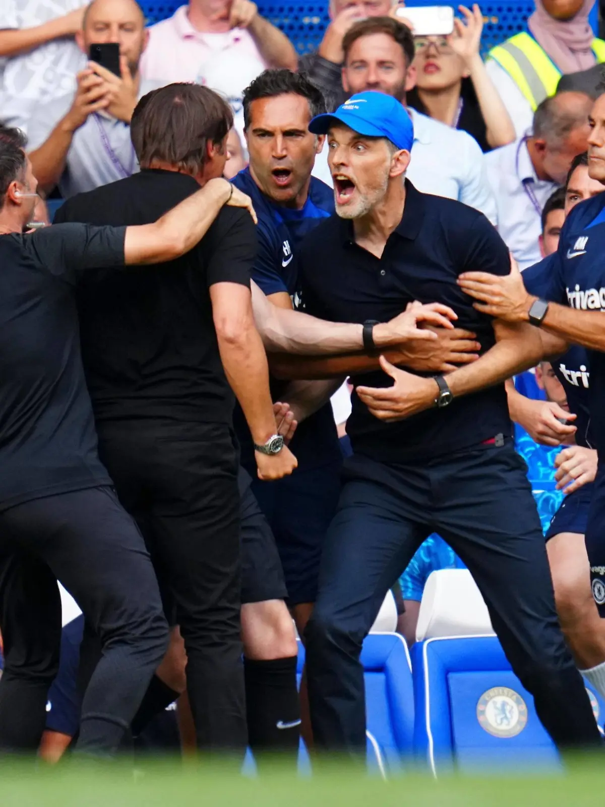  Mandatory Credit: Photo by Javier Garcia/Shutterstock 13079055ae Tottenham Hotspur Manager Antonio Conte and Chelsea manager Thomas Tuchel square up after Conte celebrated their first goal 1-1 Chelsea v Tottenham Hotspur, Premier League, Football, Stamford Bridge, London, UK - 14 Aug 2022 EDITORIAL USE ONLY No use with unauthorised audio, video, data, fixture lists, club/league logos or live services. Online in-match use limited to 120 images, no video emulation. No use in betting, games or single club/league/player publications. Chelsea v Tottenham Hotspur, Premier League, Football, Stamford Bridge, London, UK - 14 Aug 2022 EDITORIAL USE ONLY No use with unauthorised audio, video, data, fixture lists, club/league logos or live services. Online in-match use limited to 120 images, no video emulation. No use in betting, games or single club/league/player publications. PUBLICATIONxINxGERxSUIxAUTXHUNxGRExMLTxCYPxROMxBULxUAExKSAxONLY Copyright: xJavierxGarcia/Shutterstockx 13079055ae