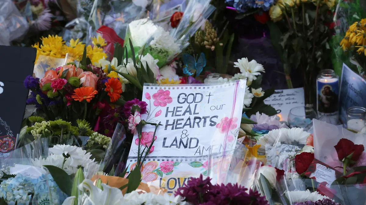 Flowers and messages at a memorial during an inter-faith vigil at Nathan Phillips Square in memory of the 10 people killed and 15 people injured in a deadly van attack in Toronto, Ontario, Canada, on 29 April 2018. Alek Minassian is identified as the driver who ran down a number of pedestrians killing 10 people and injuring 15 others, including leaving 4 people in critical condition, in the Yonge Street and Finch Avenue area of North York in Toronto around 1:30PM on April 23, 2018. (Photo by Creative Touch Imaging Ltd./NurPhoto) | Keine Weitergabe an Wiederverkäufer.