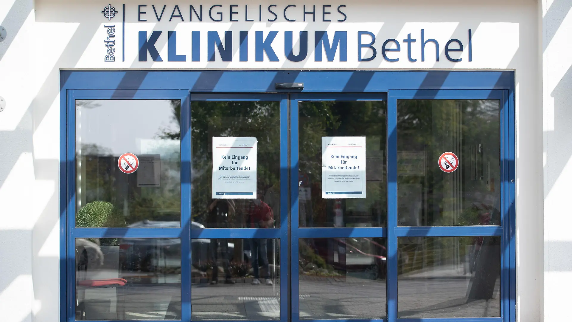 23.09.2020, Nordrhein-Westfalen, Bielefeld: Blick auf den Eingang vom evangelischen Klinikum Bethel. Ein Arzt sitzt in Bielefeld wegen des Verdachts von Sexualstraftaten an Patientinnen in Untersuchungshaft. Das Evangelische Krankenhaus Bethel, in dem der Arzt früher beschäftigt war, berichtete, dass der Mediziner bei einer MRT-Untersuchung vorsätzlich ein Medikament verabreicht haben soll, das nicht den Richtlinien entsprach. Der Mann sei sofort freigestellt worden, die Klinik habe den Behörden alle Dokumente und Informationen zu dem Vorfall übergeben. Der Arzt habe inzwischen das Arbeitsverhältnis von sich aus beendet. Foto: Friso Gentsch/dpa +++ dpa-Bildfunk +++