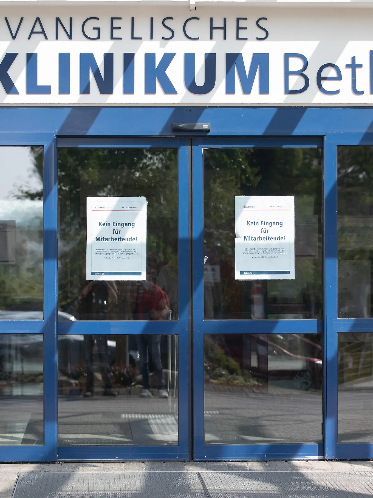 23.09.2020, Nordrhein-Westfalen, Bielefeld: Blick auf den Eingang vom evangelischen Klinikum Bethel. Ein Arzt sitzt in Bielefeld wegen des Verdachts von Sexualstraftaten an Patientinnen in Untersuchungshaft. Das Evangelische Krankenhaus Bethel, in dem der Arzt früher beschäftigt war, berichtete, dass der Mediziner bei einer MRT-Untersuchung vorsätzlich ein Medikament verabreicht haben soll, das nicht den Richtlinien entsprach. Der Mann sei sofort freigestellt worden, die Klinik habe den Behörden alle Dokumente und Informationen zu dem Vorfall übergeben. Der Arzt habe inzwischen das Arbeitsverhältnis von sich aus beendet. Foto: Friso Gentsch/dpa +++ dpa-Bildfunk +++