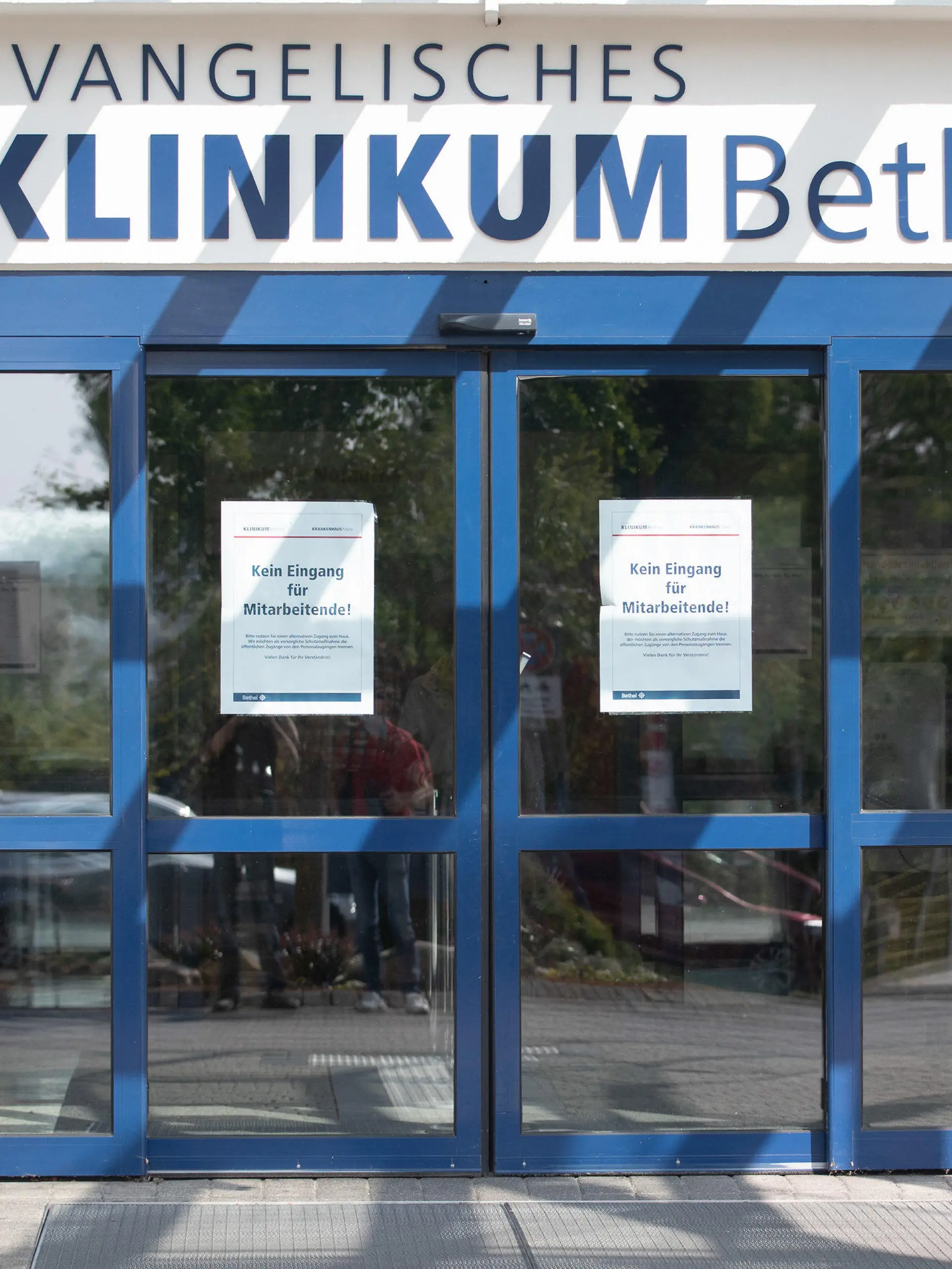 23.09.2020, Nordrhein-Westfalen, Bielefeld: Blick auf den Eingang vom evangelischen Klinikum Bethel. Ein Arzt sitzt in Bielefeld wegen des Verdachts von Sexualstraftaten an Patientinnen in Untersuchungshaft. Das Evangelische Krankenhaus Bethel, in dem der Arzt früher beschäftigt war, berichtete, dass der Mediziner bei einer MRT-Untersuchung vorsätzlich ein Medikament verabreicht haben soll, das nicht den Richtlinien entsprach. Der Mann sei sofort freigestellt worden, die Klinik habe den Behörden alle Dokumente und Informationen zu dem Vorfall übergeben. Der Arzt habe inzwischen das Arbeitsverhältnis von sich aus beendet. Foto: Friso Gentsch/dpa +++ dpa-Bildfunk +++
