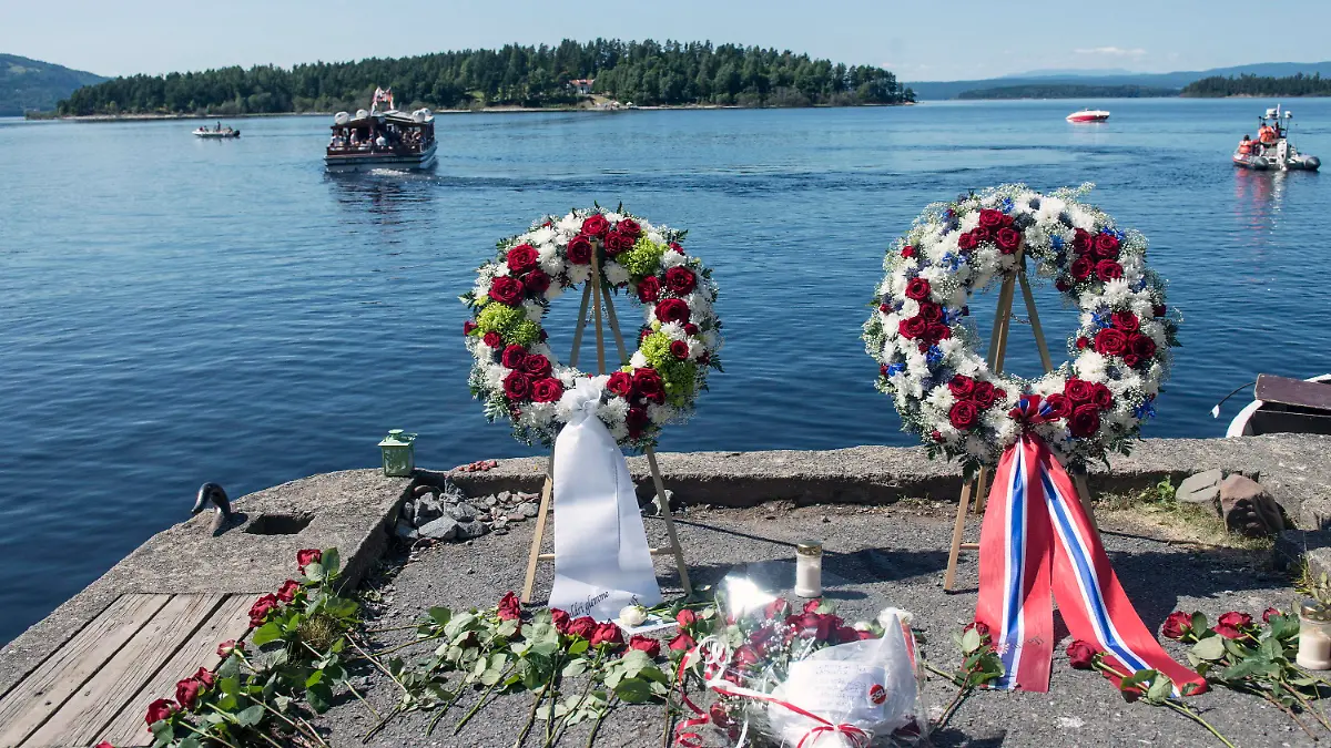 FILE - Wreaths are placed at the sea side in Utvika, Norway, opposite ot the Utoya island (in background), 22 July 2013 as the country marks the second anniversary of the twin Oslo-Utoeya massacre by self confessed killer Anders Behring Breivik. Photo: EPA/ALEKSANDER ANDERSEN NORWAY OUT (zu dpa «Vier Jahre nach Breivik-Anschlägen wieder Sommerlager auf Utøya» vom 05.08.2015) +++(c) dpa - Bildfunk+++