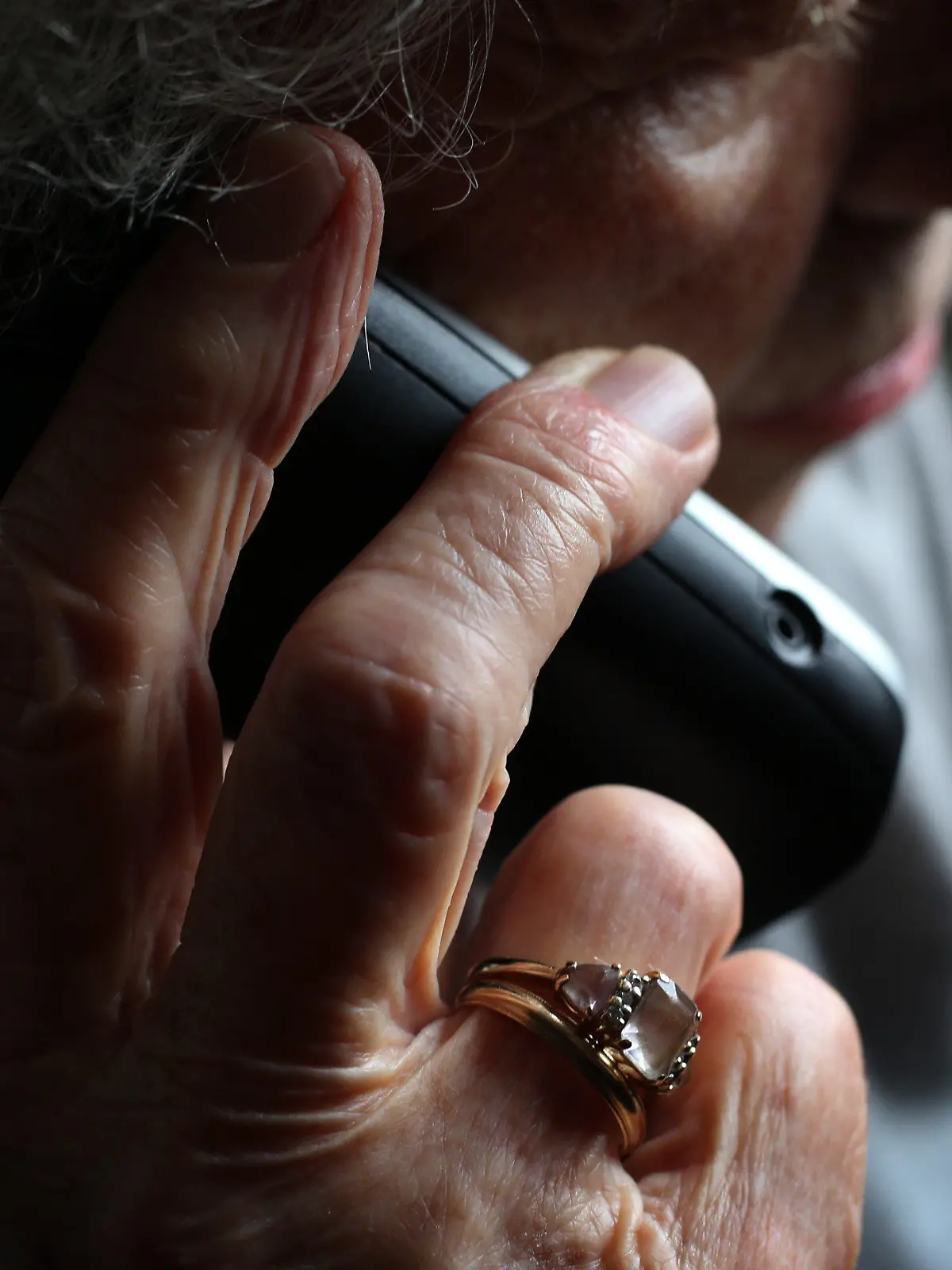ARCHIV - 11.10.2019, Bayern, Würzburg: Eine ältere Frau telefoniert mit einem schnurlosen Festnetztelefon. In Hessen werden viele Seniorinnen und Senioren durch den sogenannten Enkeltrick oder Schockanruf um ihr Erspartes gebracht. (zu dpa: "Die Masche mit der Angst: Telefonbetrüger setzen auf Panik bei Opfern") Foto: Karl-Josef Hildenbrand/dpa +++ dpa-Bildfunk +++