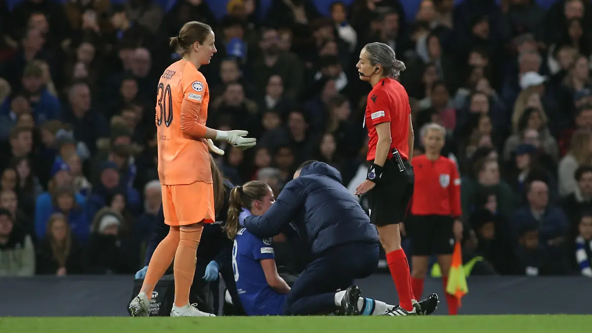March 30, 2023, London, England, United Kingdom: London, March 30th 2023: Melanie Leupolz (8 Chelsea) head injury during the UEFA Womens Champions League quarter-final football match between Chelsea and Olympique Lyonnais at Stamford Bridge, London, England. (Credit Image: © Pedro Soares/Sport Press Photo via ZUMA Press) / action press