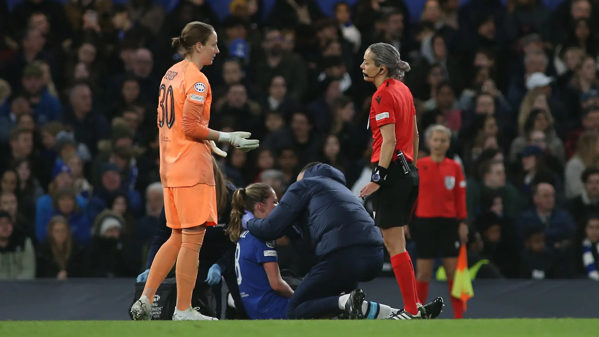 March 30, 2023, London, England, United Kingdom: London, March 30th 2023: Melanie Leupolz (8 Chelsea) head injury during the UEFA Womens Champions League quarter-final football match between Chelsea and Olympique Lyonnais at Stamford Bridge, London, England. (Credit Image: © Pedro Soares/Sport Press Photo via ZUMA Press) / action press