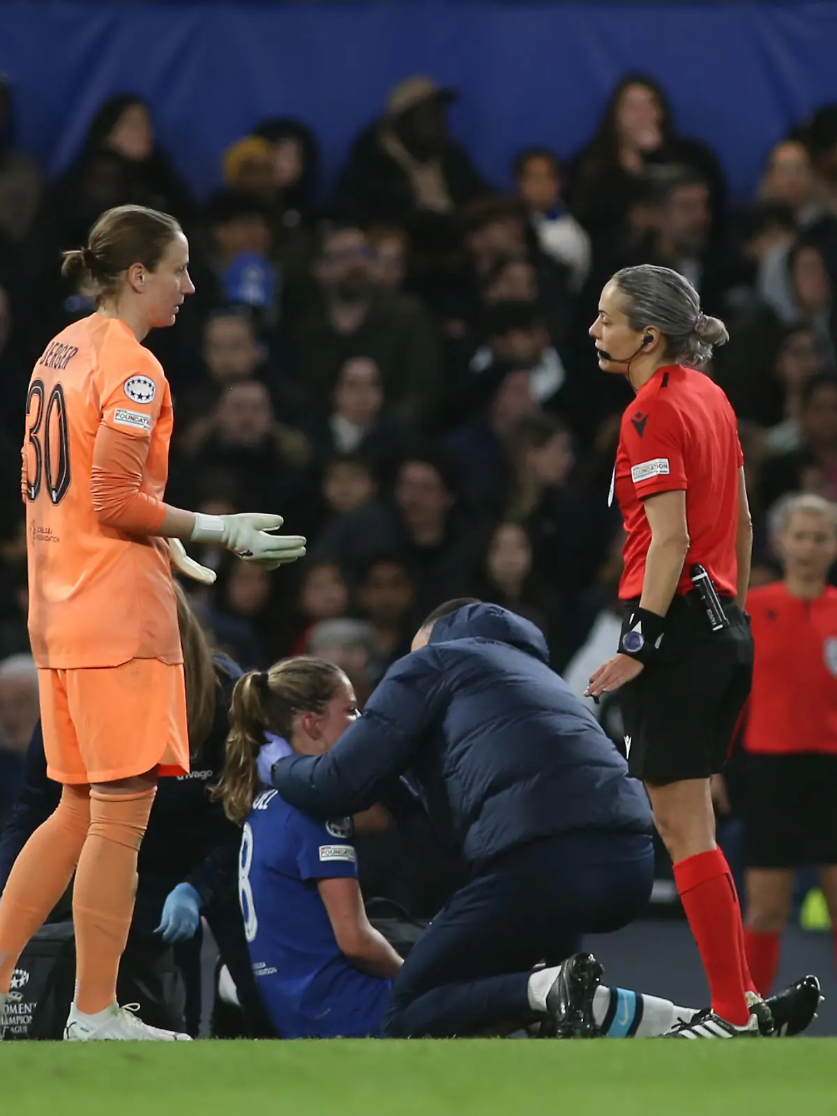 March 30, 2023, London, England, United Kingdom: London, March 30th 2023: Melanie Leupolz (8 Chelsea) head injury during the UEFA Womens Champions League quarter-final football match between Chelsea and Olympique Lyonnais at Stamford Bridge, London, England. (Credit Image: © Pedro Soares/Sport Press Photo via ZUMA Press) / action press