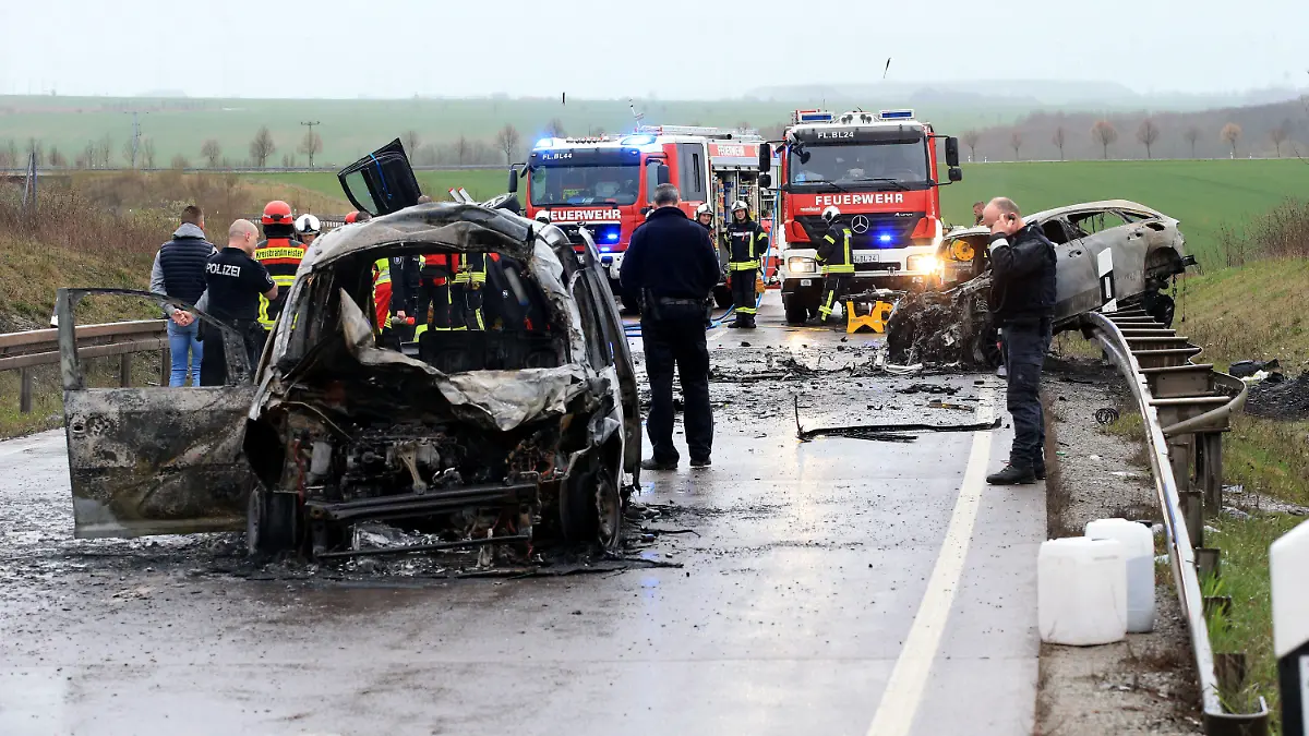 01.04.2023, Thüringen, Bad Langensalza: Zwei ausgebrannter PKW stehen an der Unfallstelle auf der B247 bei Bad Langensalza. Bei einem schweren Verkehrsunfall im Norden Thüringens sind am späten Samstagnachmittag nach Polizeiangaben mehrere Menschen ums Leben gekommen. An dem Unfall waren drei Fahrzeuge beteiligt von denen zwei in Flammen gerieten. Foto: Silvio Dietzel/dpa-Zentralbild/dpa +++ dpa-Bildfunk +++