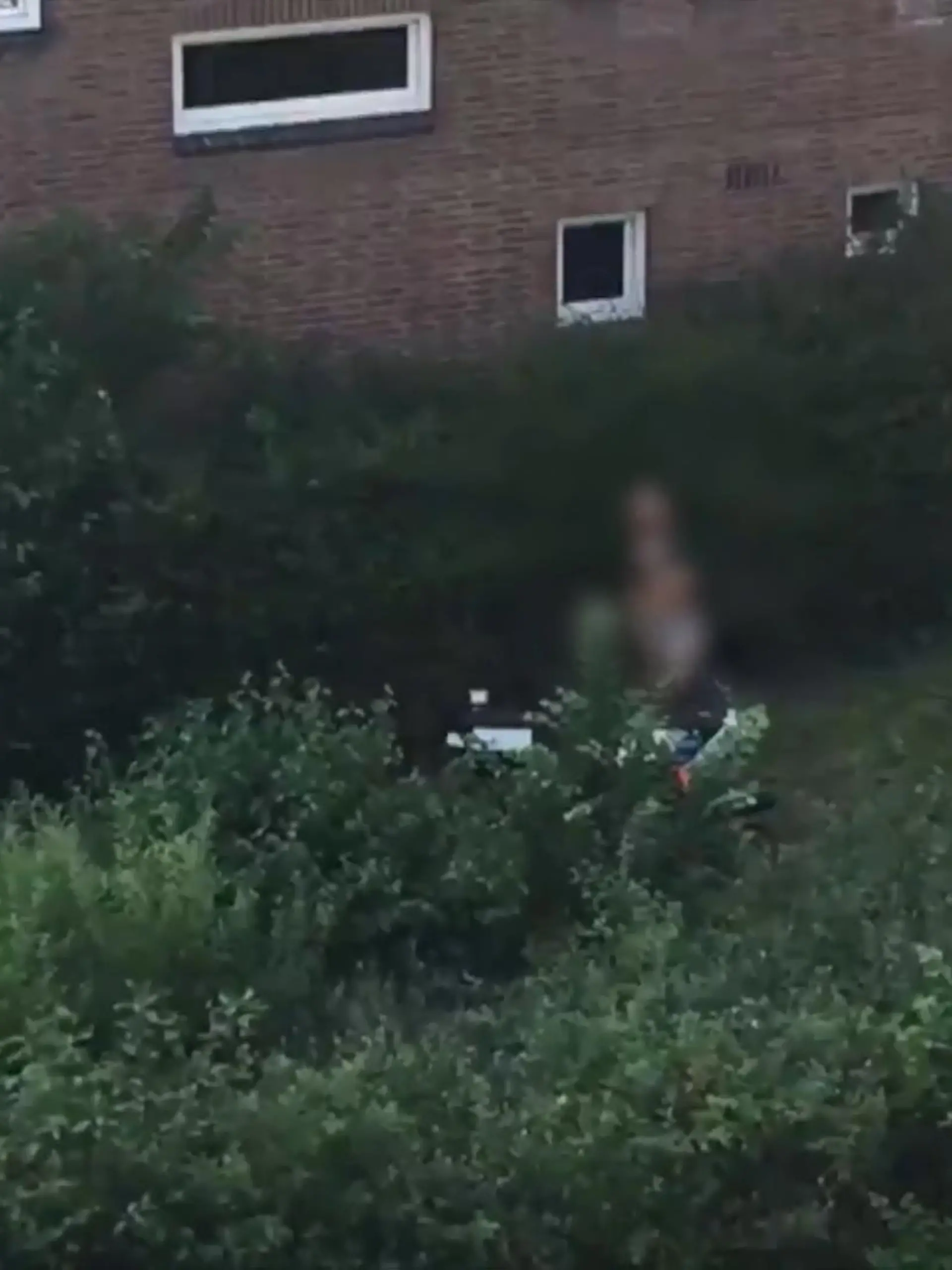 Ein 23-jähriger Deutscher ist in Amsterdam von der Polizei erschossen worden. Der Mann soll die Polizisten mit einem Messer bedroht haben, zudem habe er gedroht, sich die Kehle durchzuschneiden, berichten niederländische Medien. Er habe einen verwirrten Eindruck gemacht. 