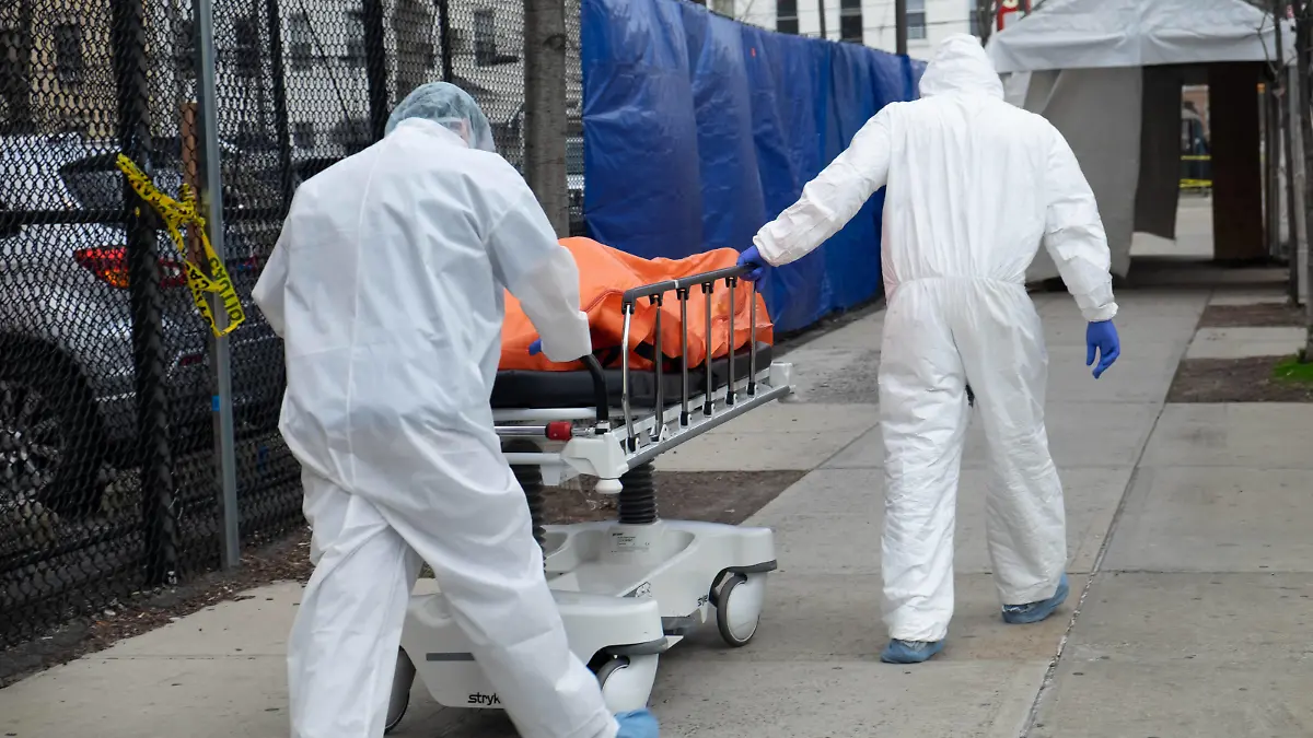 April 4, 2020, New York City, United States: Hospital workers are seen transporting a body to a portable morgue outside of the hospital..The state of New York has over 122,000 confirmed corona virus cases and over 4,000 deaths. New York City United States - ZUMAs197 20200404zaas197207 Copyright: xBraulioxJatarx