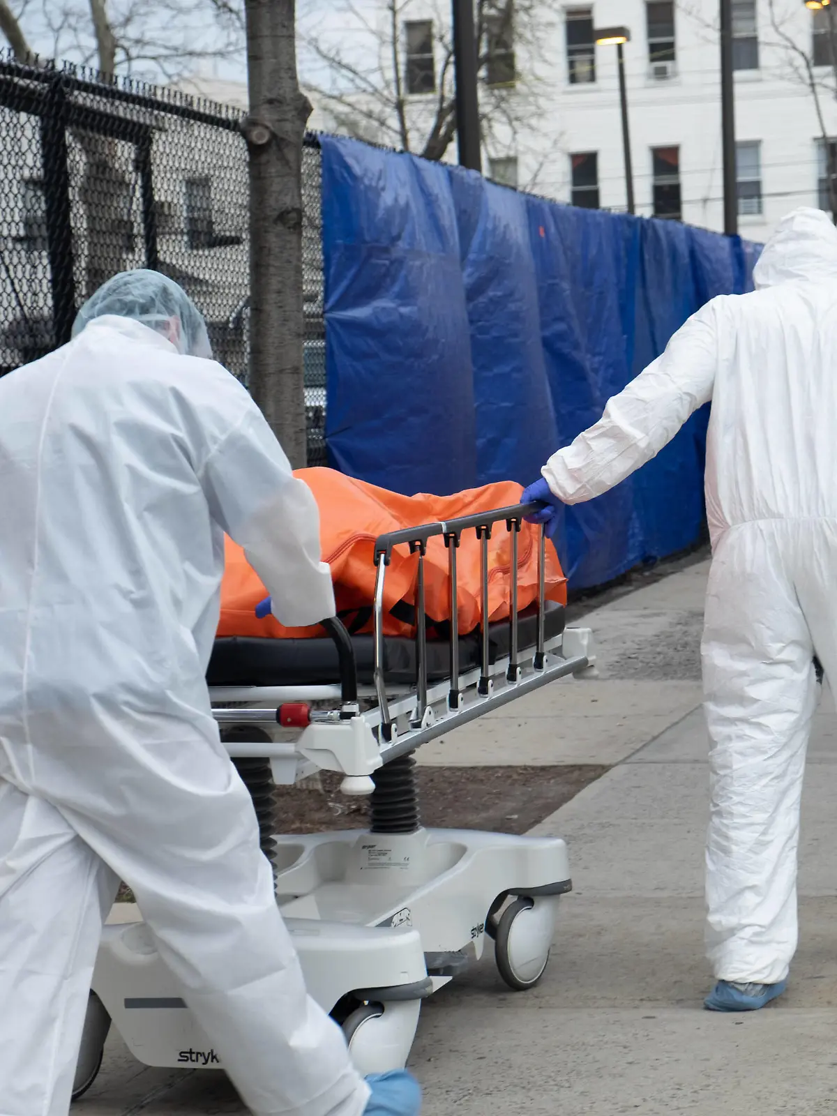 April 4, 2020, New York City, United States: Hospital workers are seen transporting a body to a portable morgue outside of the hospital..The state of New York has over 122,000 confirmed corona virus cases and over 4,000 deaths. New York City United States - ZUMAs197 20200404zaas197207 Copyright: xBraulioxJatarx