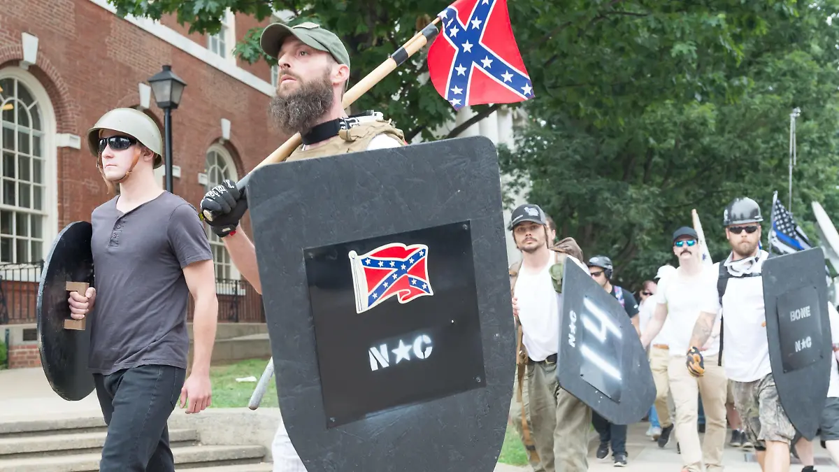 Neo-Nazis, white supremacists and other alt-right factions scuffled with counter-demonstrators near Emancipation Park (Formerly "Lee Park") in downtown Charlottesville, Virginia. After fighting between factions escalated, Virginia State Police ordered the evacuation by all parties and cancellation of the "Unite The Right" rally scheduled to take place in the park. (Photo by Albin Lohr-Jones/Pacific Press) | Verwendung weltweit, Keine Weitergabe an Wiederverkäufer.