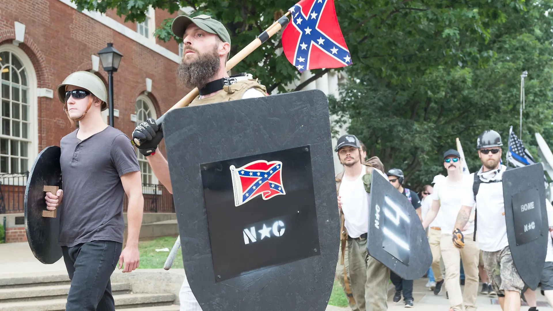 Neo-Nazis, white supremacists and other alt-right factions scuffled with counter-demonstrators near Emancipation Park (Formerly "Lee Park") in downtown Charlottesville, Virginia. After fighting between factions escalated, Virginia State Police ordered the evacuation by all parties and cancellation of the "Unite The Right" rally scheduled to take place in the park. (Photo by Albin Lohr-Jones/Pacific Press) | Verwendung weltweit, Keine Weitergabe an Wiederverkäufer.