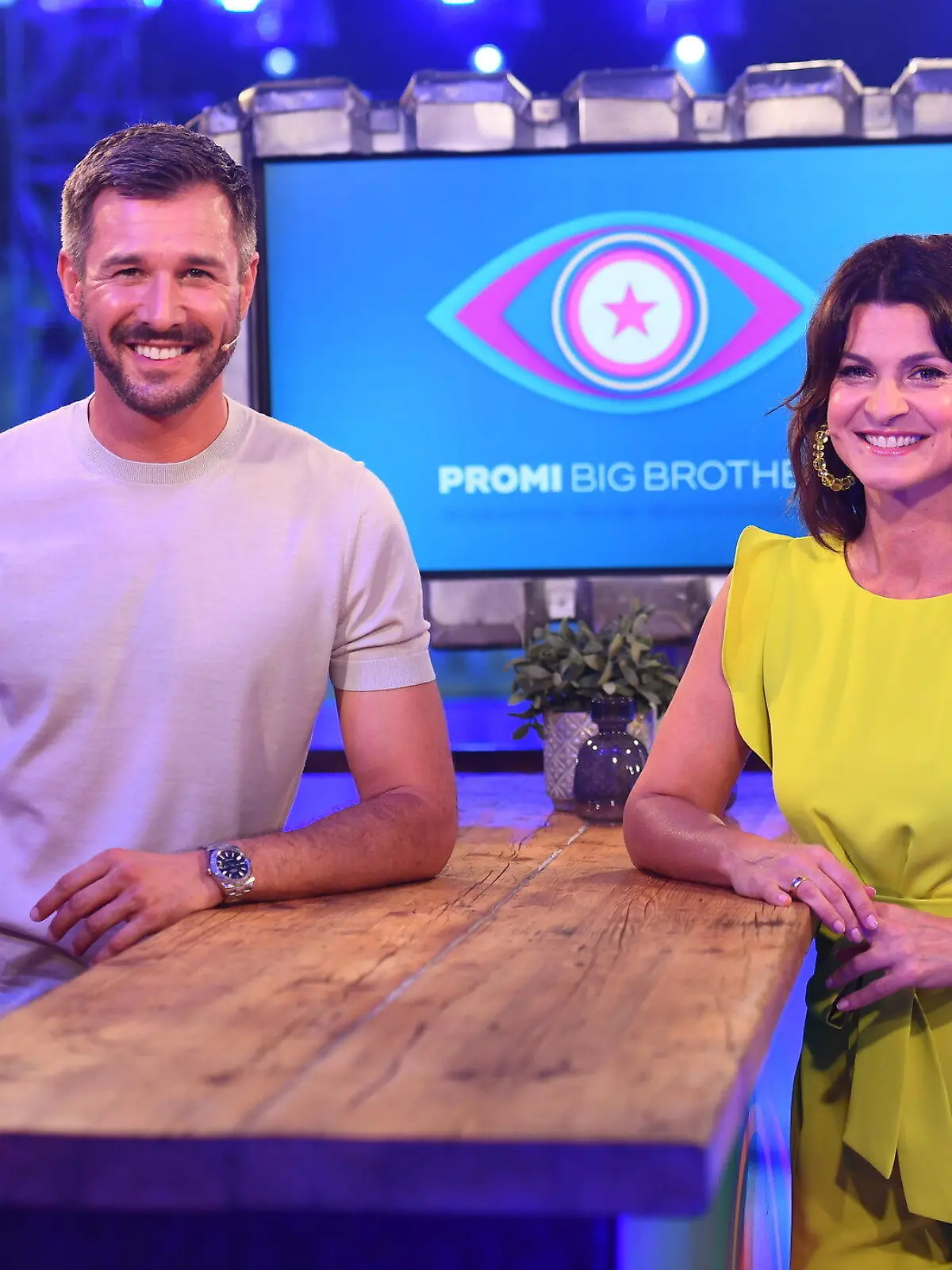 HANDOUT - 23.06.2020, ---: Die Moderatoren Jochen Schropp und Marlene Lufen stehen im Studio vor dem Logo der Sendung «Promi Big Brother". Am 07.08.2020 um 20.15 Uhr startet die neue Staffel der Show live bei Sat.1. Foto: Willi Weber/SAT.1/dpa - ACHTUNG: Das Foto darf nicht verändert und nur im vollen Ausschnitt verwendet werden. Keine Archivierung. Nur zur redaktionellen Verwendung im Zusammenhang mit einer Berichterstattung über die Sendung und nur mit vollständiger Nennung des Credits. +++ dpa-Bildfunk +++