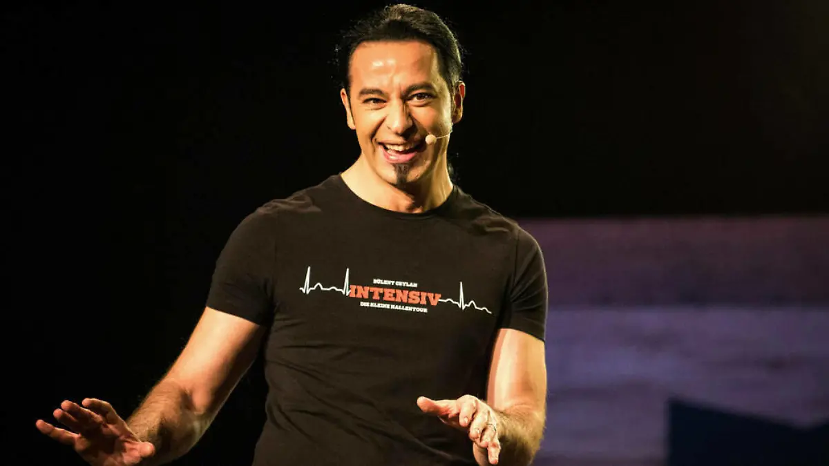 Bülent Ceylan freut sich "wie ein kleiner Junge" auf "Masked Singer"
