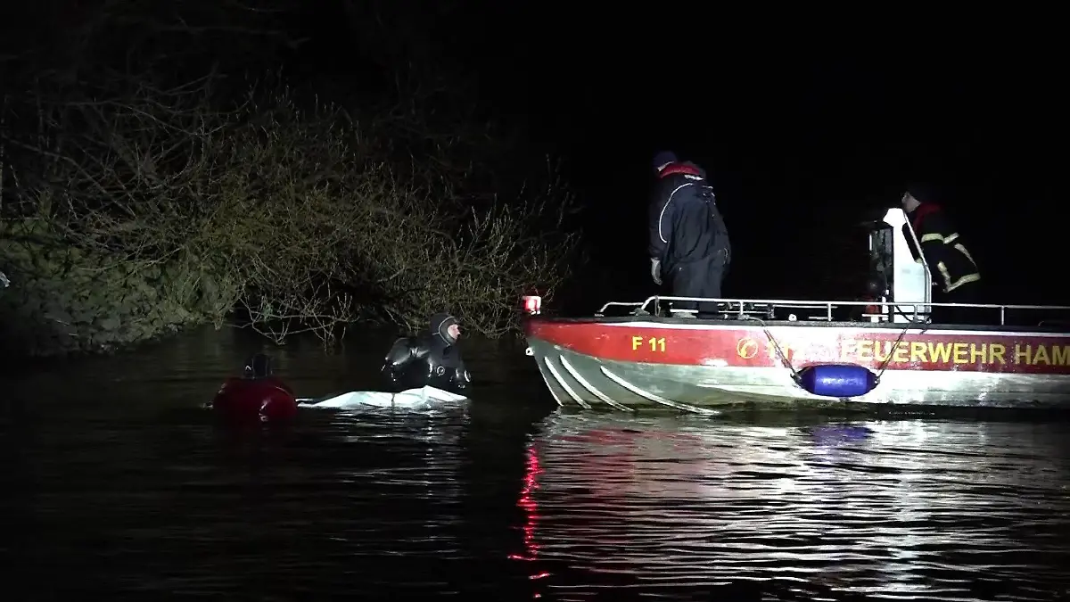 Die Feuerwehr holt die Leiche mit einem Rettungsbot aus dem Wasser.
