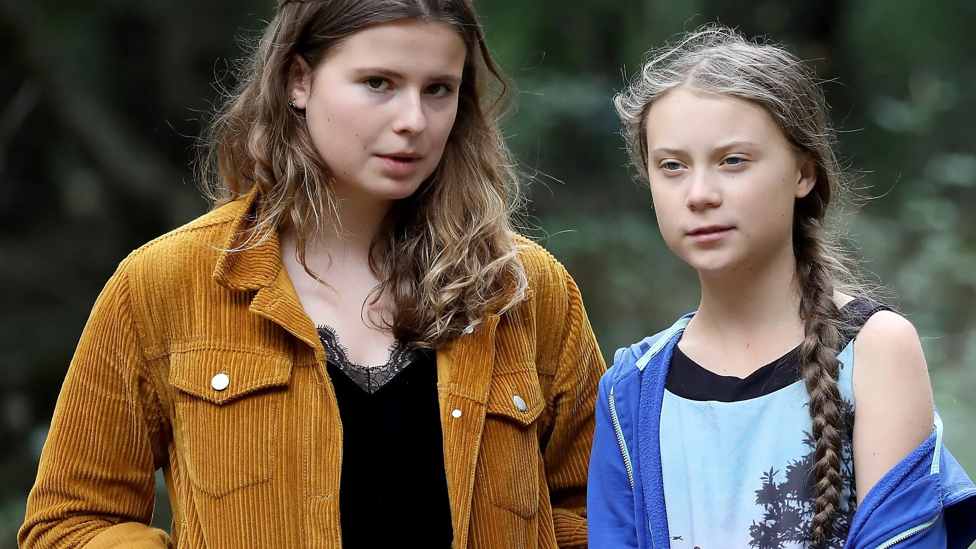 ACHTUNG: SPERRFRIST 24. JULI 12:00 UHR. VERÖFFENTLICHUNGS-SPERRFRIST - ARCHIV - 10.08.2019, Nordrhein-Westfalen, Kerpen: Die Klimaschutzaktivistinnen Luisa Neubauer (l) und Greta Thunberg stehen zusammen im Hambacher Forst. Die Klimabewegung Fridays for Future will trotz der Corona-Krise im Herbst wieder weltweit auf den Straßen demonstrieren. (zu dpa: "Trotz Corona: Fridays for Future will wieder weltweit auf die Straße"). Foto: Oliver Berg/dpa +++ dpa-Bildfunk +++