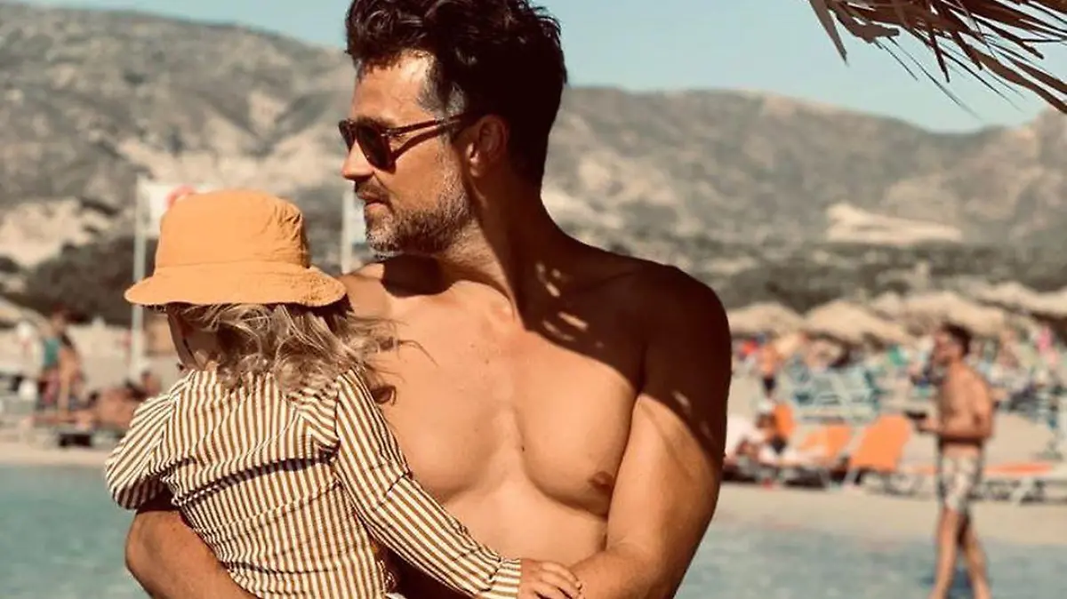 Wayne Carpendale mit seinem Sohn im Griechenlandurlaub.