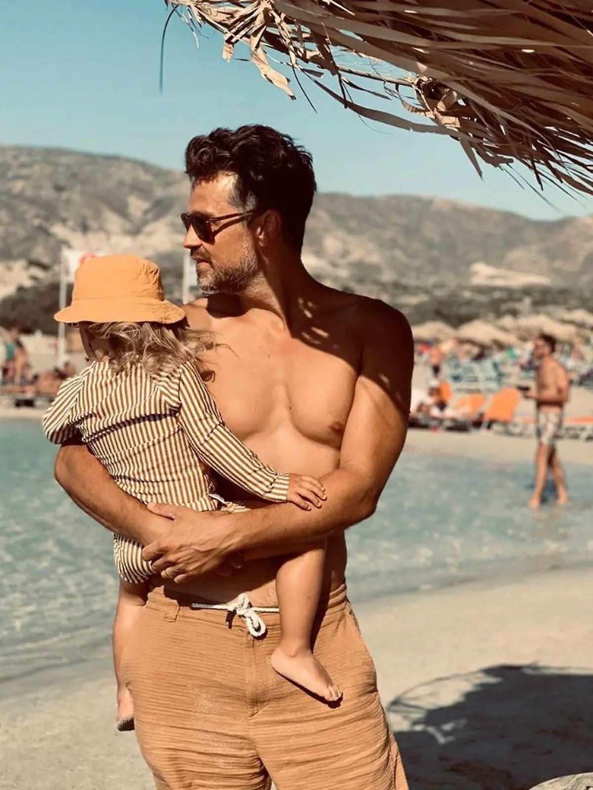 Wayne Carpendale mit seinem Sohn im Griechenlandurlaub.